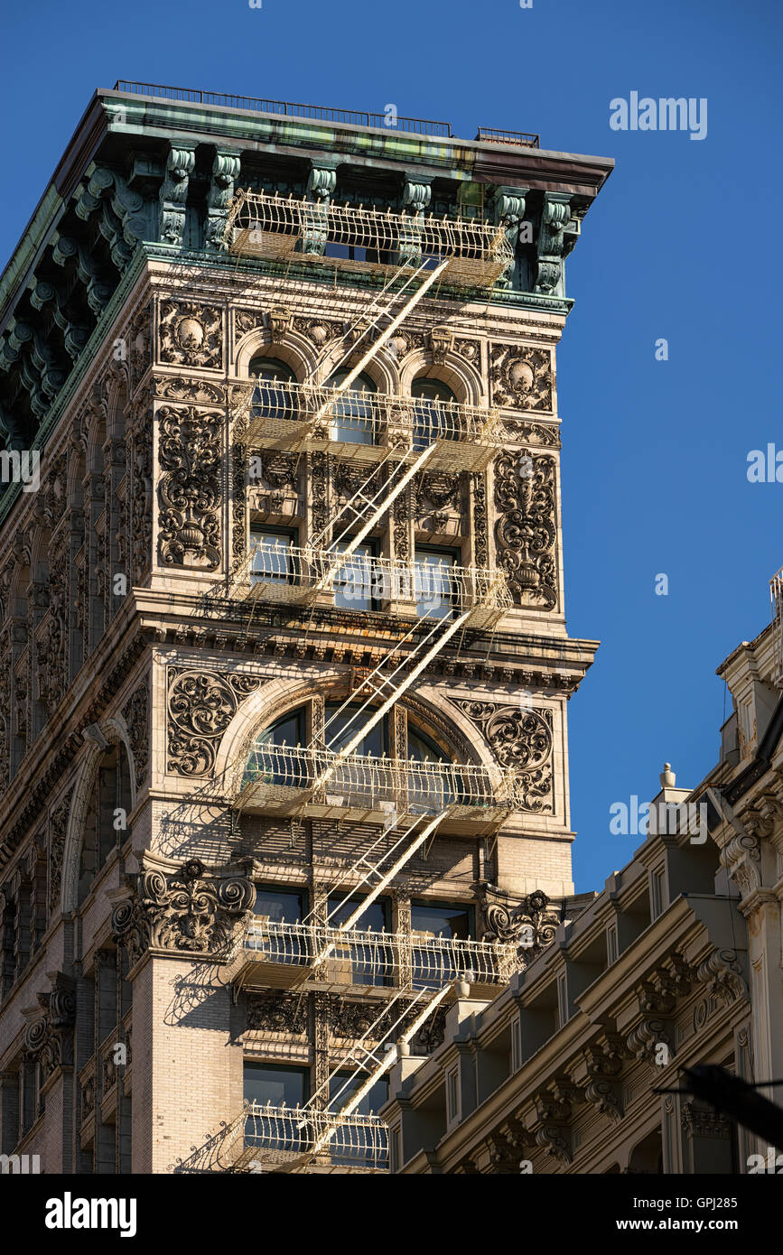 Soho edificio con facciata intricati, ornamenti in terracotta, cornice in rame e ferro verniciato fire escape. Manhattan, New York Foto Stock