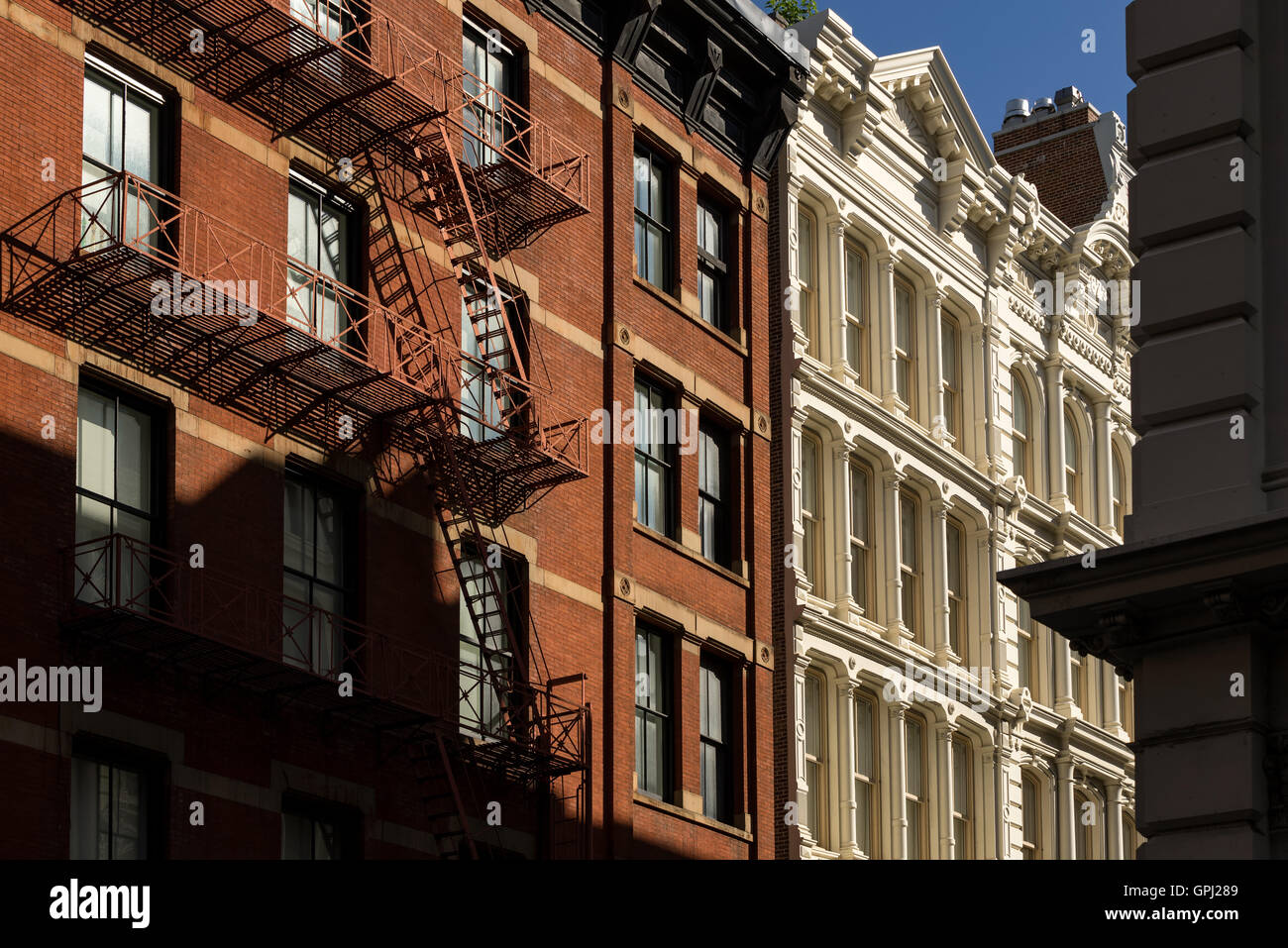 Soho con edifici in mattoni e ghisa facciate e fire escape. Manhattan, New York City Foto Stock