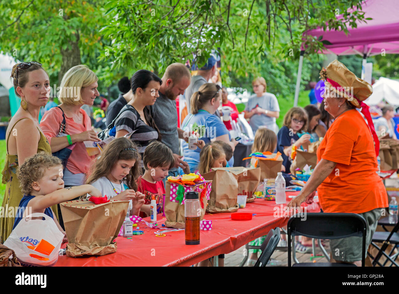 Fort Wayne, Indiana - i bambini fanno decorate per i cappelli di carta al gusto del Festival delle arti. Foto Stock