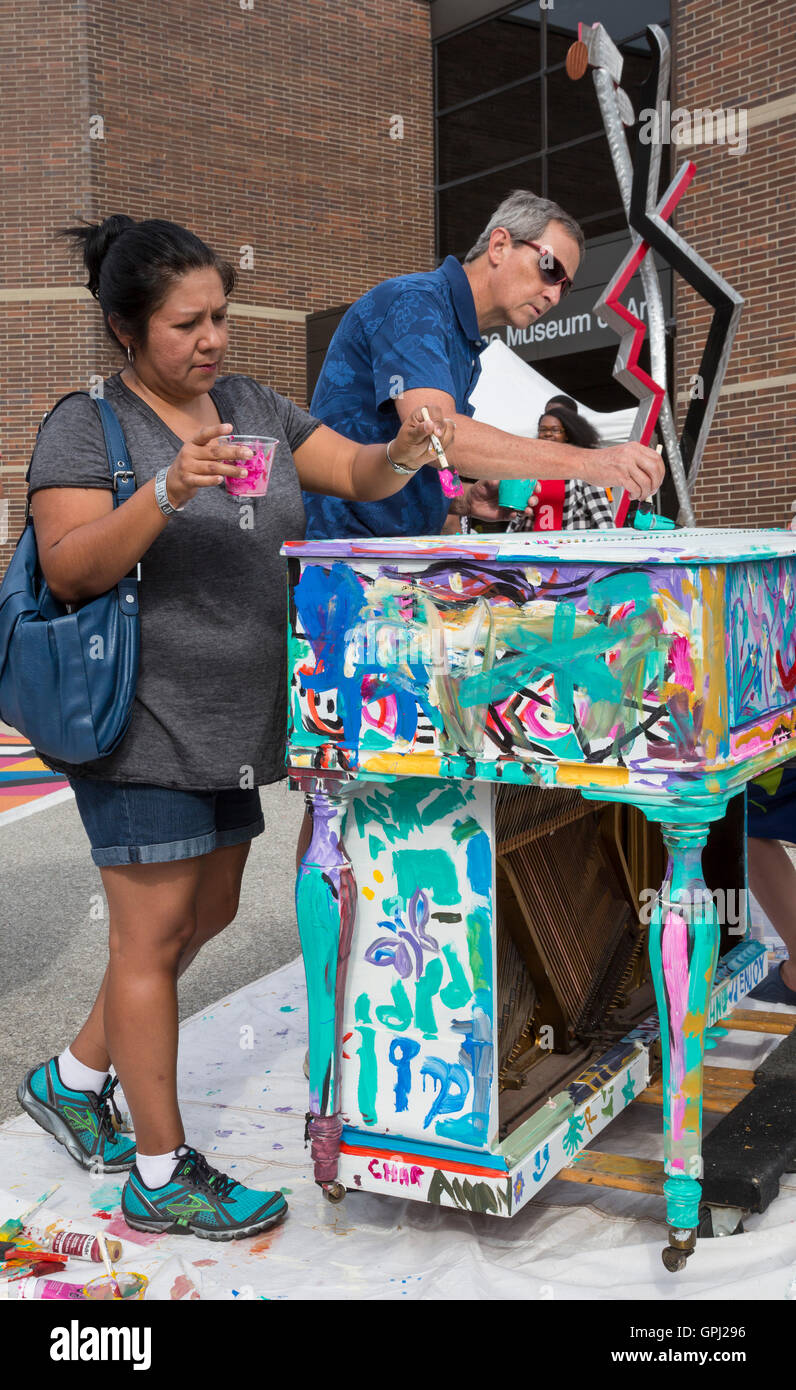 Fort Wayne, Indiana - people paint un pianoforte presso il Fort Wayne il gusto di un festival delle arti. Foto Stock