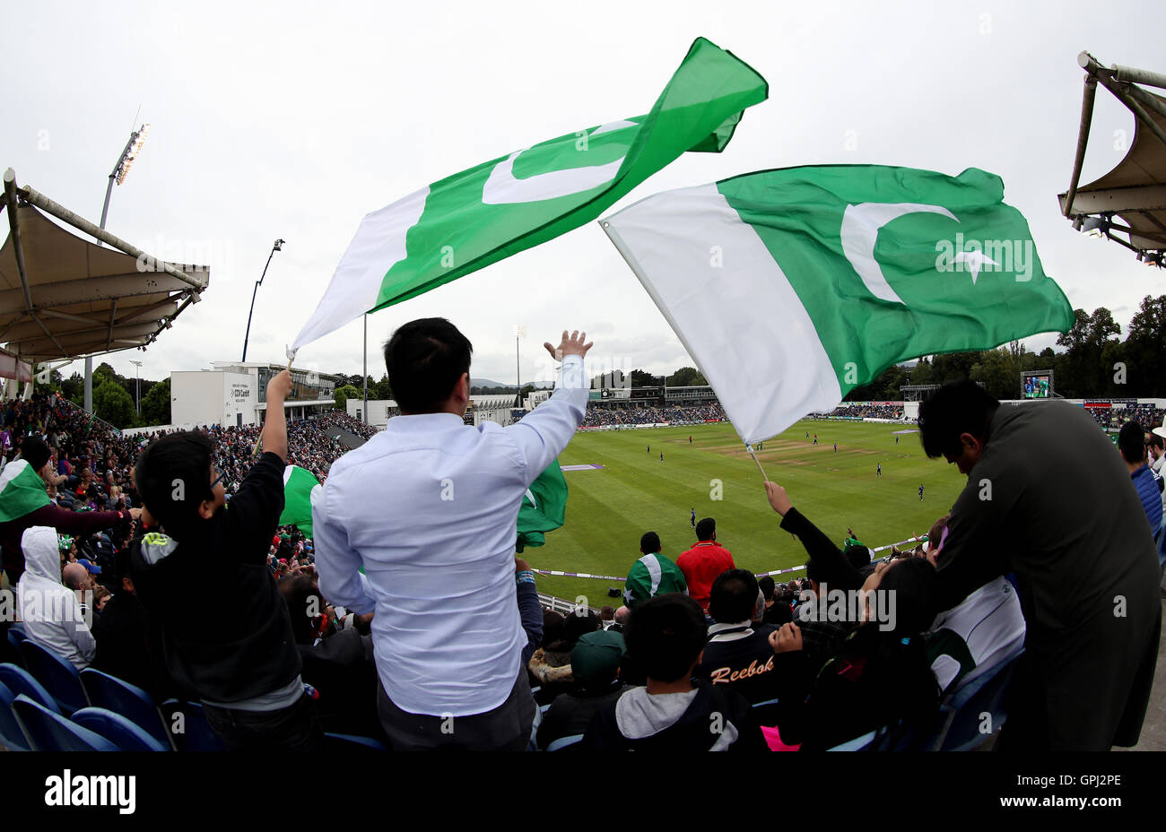 Il Pakistan tifosi festeggiare un quattro durante il quinto Royal London internazionale di un giorno al SSE SWALEC Stadium di Cardiff. Foto Stock