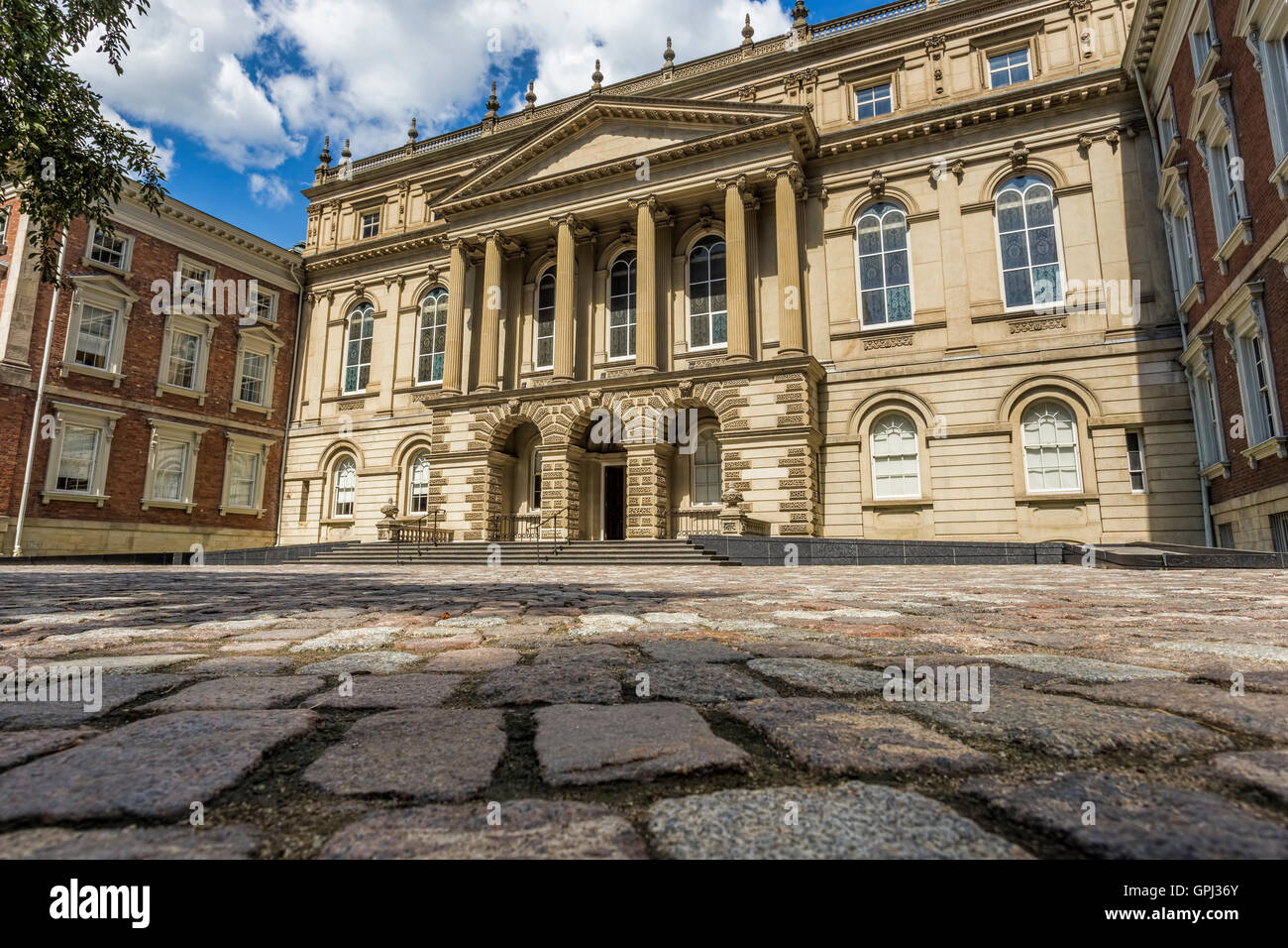 Osgoode Hall nel centro cittadino di Toronto e mostrato con il suo passaggio pedonale acciottolata. Foto Stock