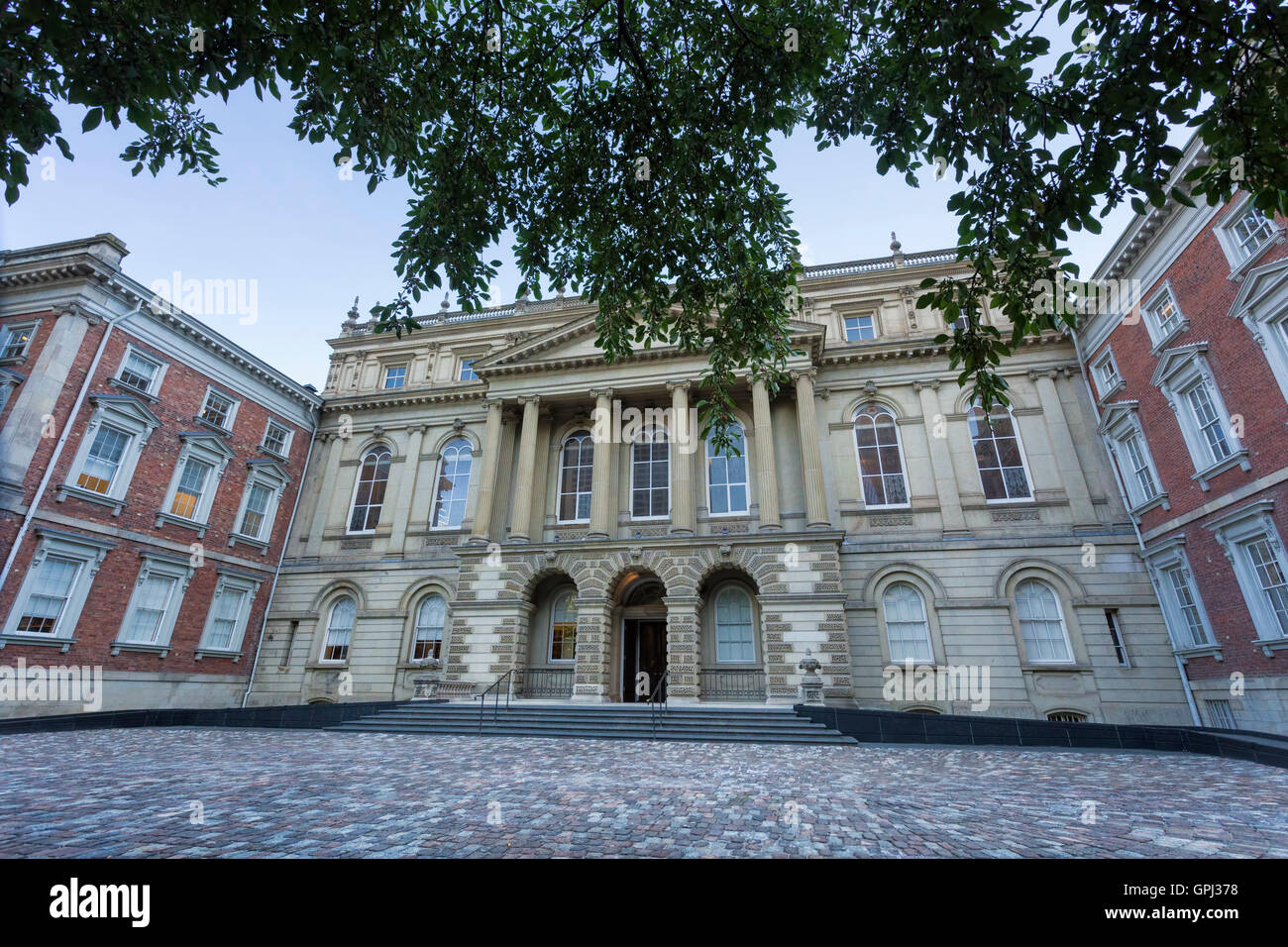 Osgoode Hall nel centro cittadino di Toronto e mostrato con il suo passaggio pedonale acciottolata. Foto Stock