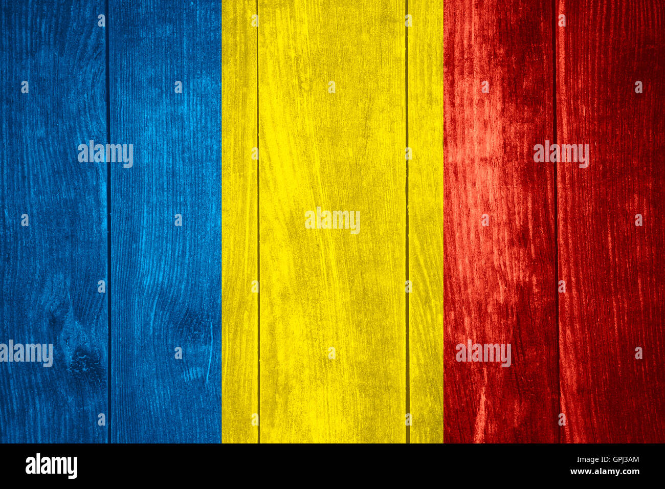 Bandiera della Romania o rumeno banner su sfondo di legno Foto Stock