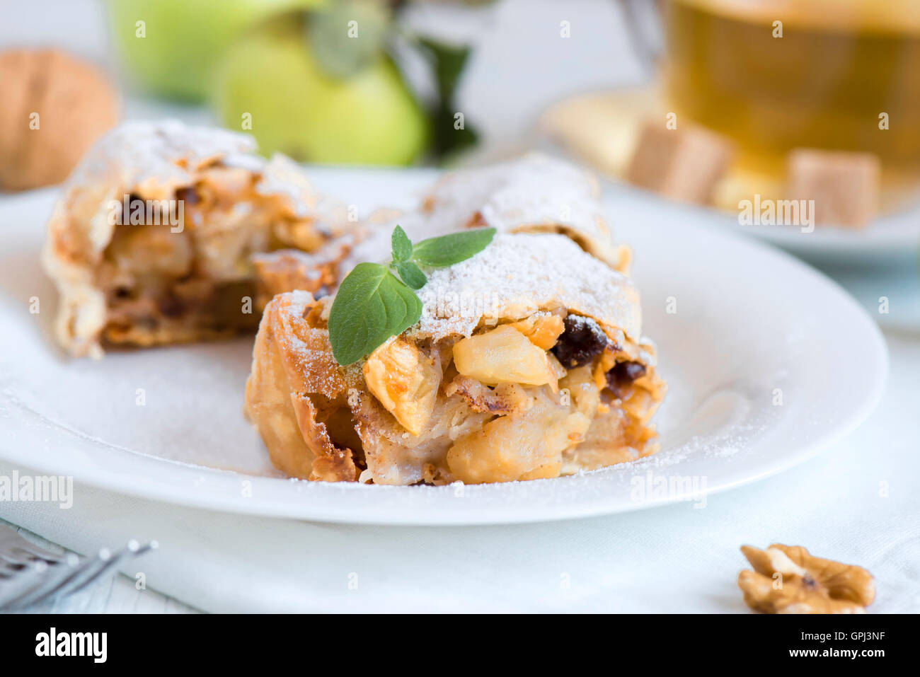 In casa lo strudel di mele con mele, uva passa e noci, vegetariana deliziosa pasticceria Foto Stock