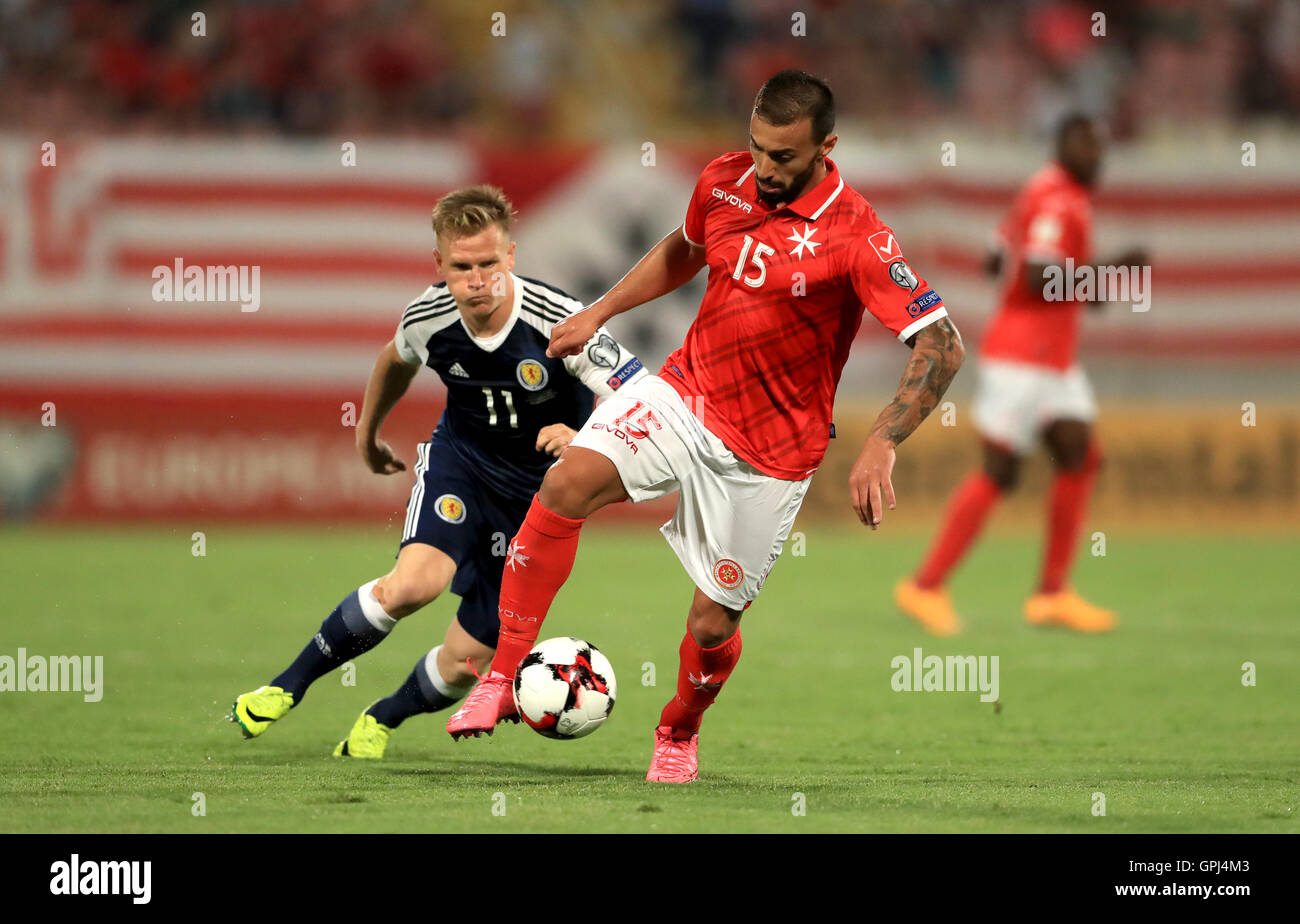 Malta Steve Borg (destra) e della Scozia Matt Ritchie (sinistra) battaglia per la sfera durante il 2018 FIFA World Cup Match di qualificazione al Ta'Qali National Stadium, Malta. Foto Stock Malta Steve Borg (destra) e della Scozia Matt Ritchie (sinistra) battaglia per la sfera durante il 2018 FIFA World Cup Match di qualificazione al Ta'Qali National Stadium, Malta. Foto Stock