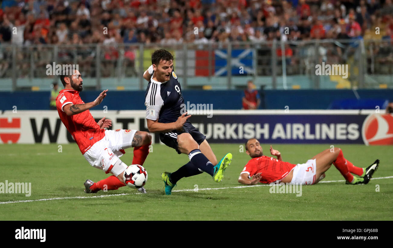 Per Malta il Jonathan Caruana (sinistra) falli Scozia Chris Martin per dare via una penalità e si guadagna un cartellino rosso durante il 2018 FIFA World Cup Match di qualificazione al Ta'Qali National Stadium, Malta. Foto Stock Per Malta il Jonathan Caruana (sinistra) falli Scozia Chris Martin per dare via una penalità e si guadagna un cartellino rosso durante il 2018 FIFA World Cup Match di qualificazione al Ta'Qali National Stadium, Malta. Foto Stock