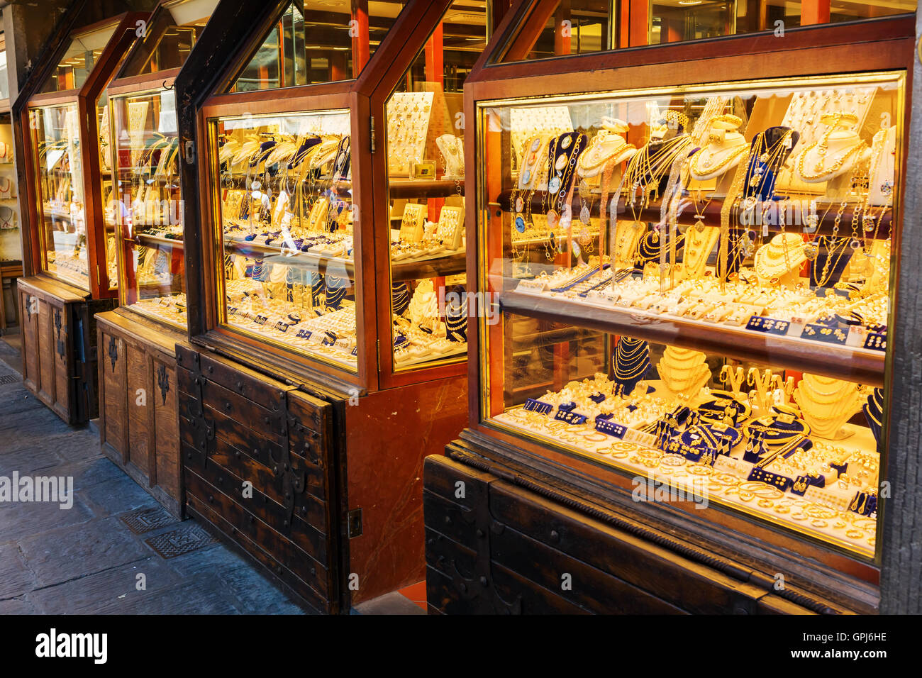 Negozio gioielli sul famoso Ponte Vecchio a Firenze, Italia Foto Stock