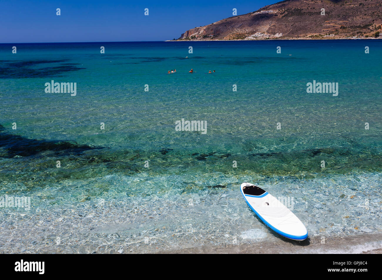 Sun bagnanti per godersi la spiaggia e la riproduzione di giochi d'acqua a Neo Itilo beach nel luglio 2016 Foto Stock