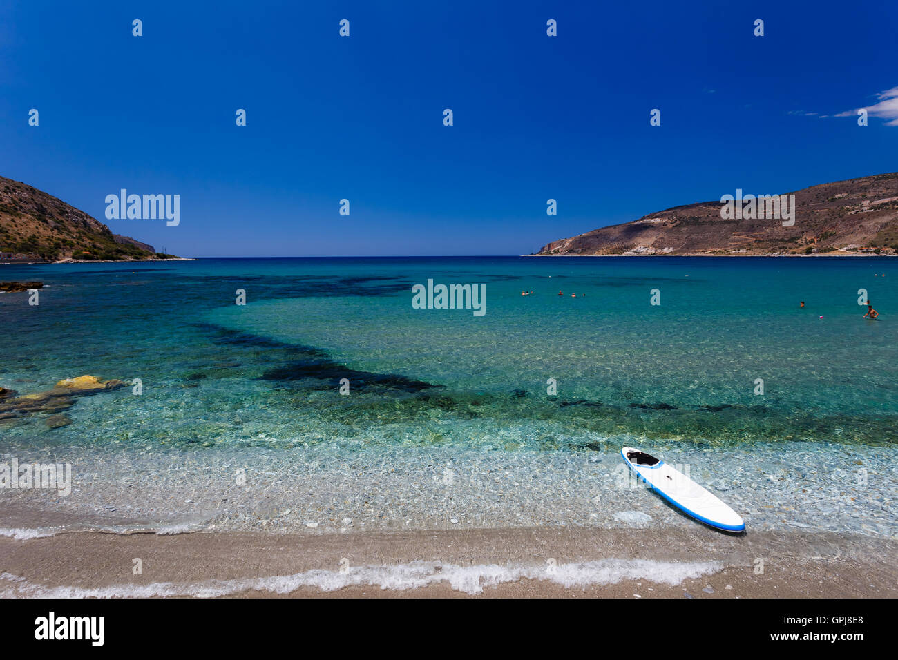 Sun bagnanti per godersi la spiaggia e la riproduzione di giochi d'acqua a Neo Itilo beach nel luglio 2016 Foto Stock