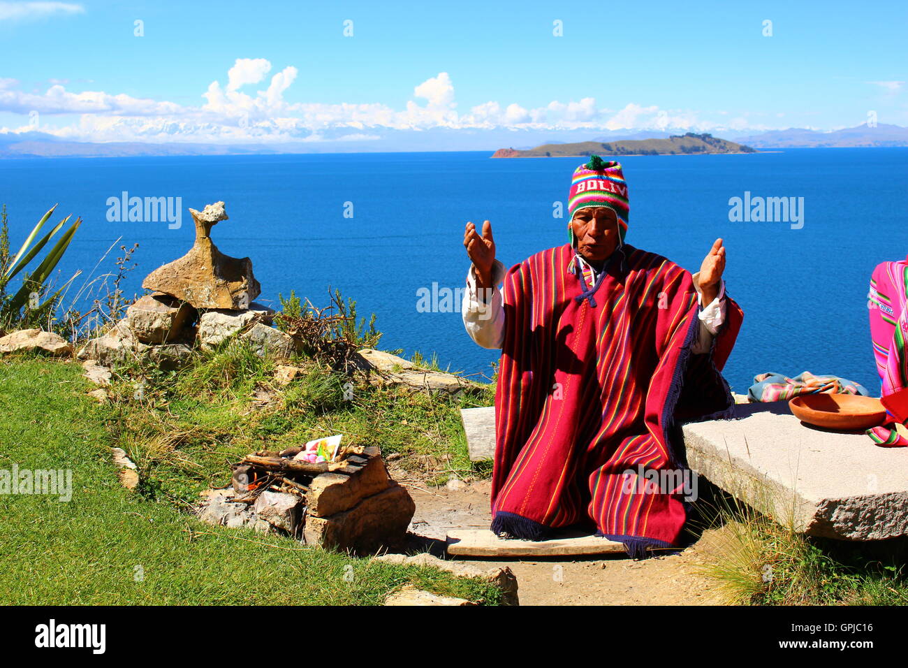 Fare un'offerta alla Pachamama su Sun Island, il lago Titicaca Foto Stock