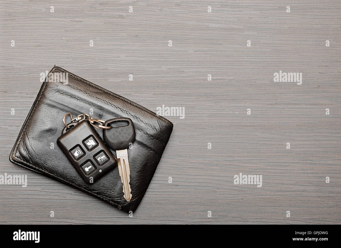 Le chiavi dell'auto e documenti su scuro dello sfondo in legno Foto Stock