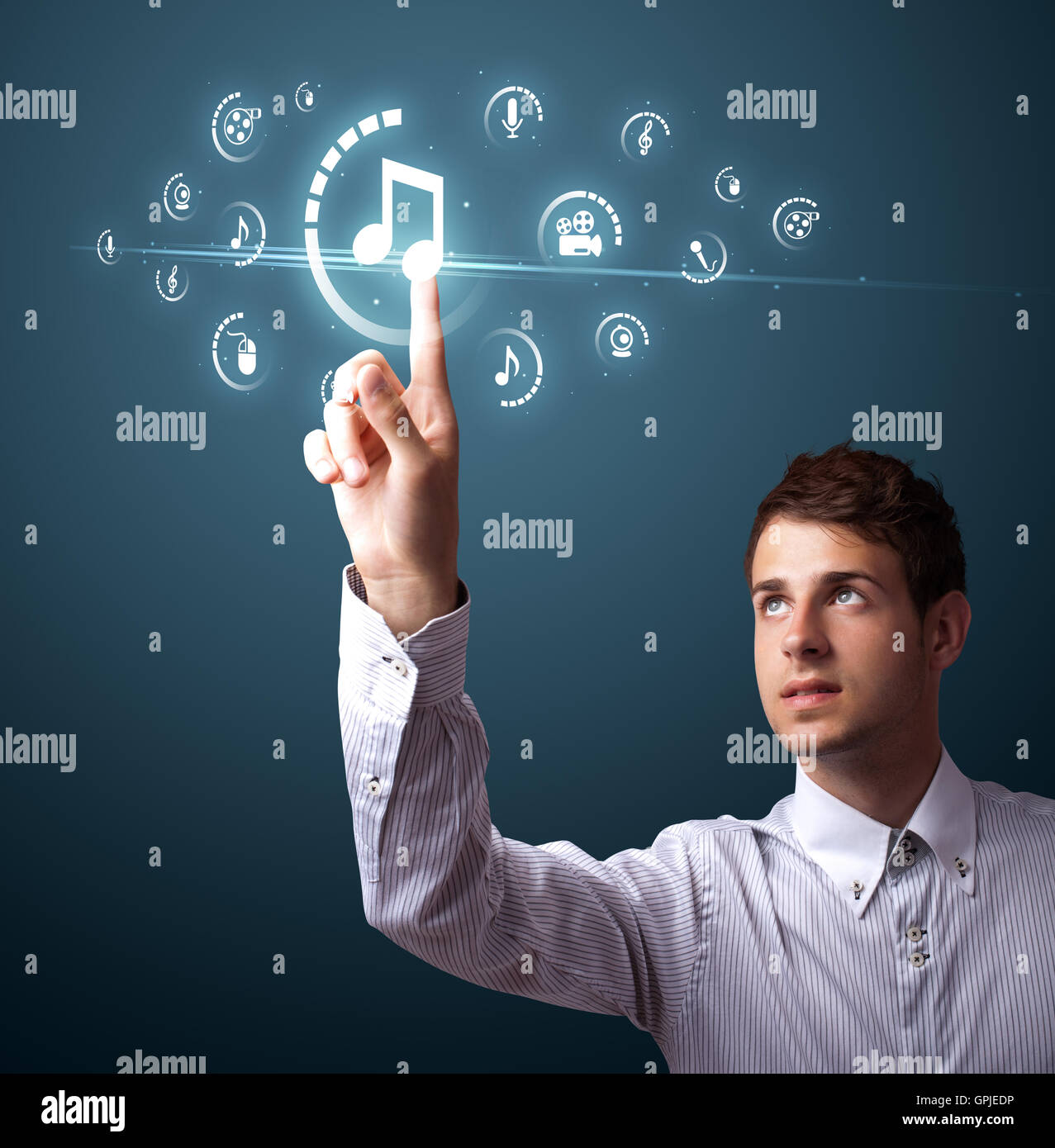 Imprenditore premendo tipo di supporto virtuale di pulsanti Foto Stock