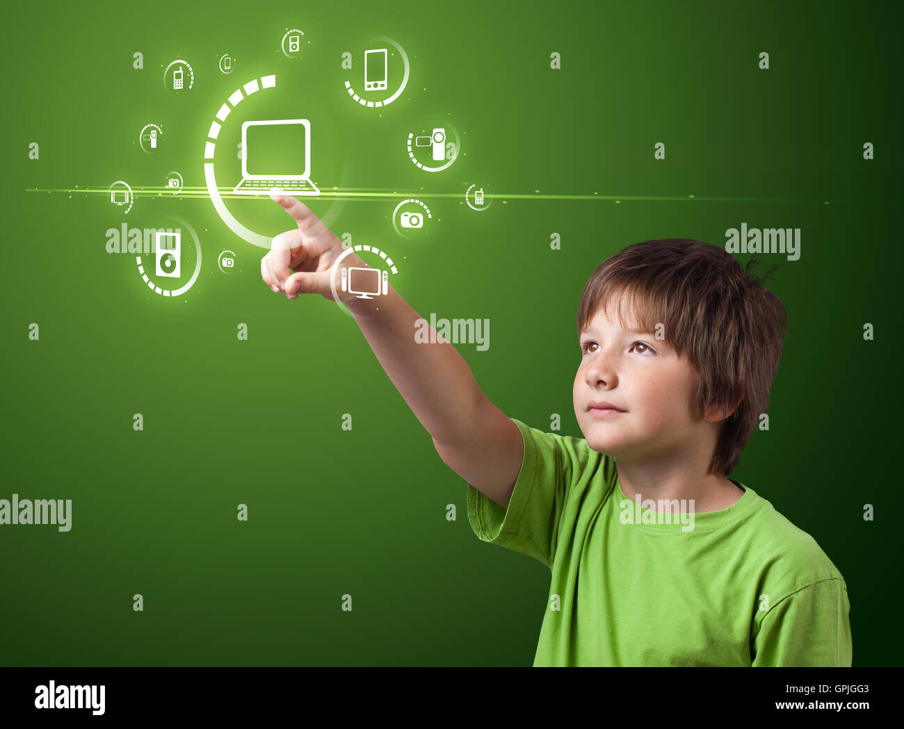 Imprenditore premendo tipo di supporto virtuale di pulsanti Foto Stock