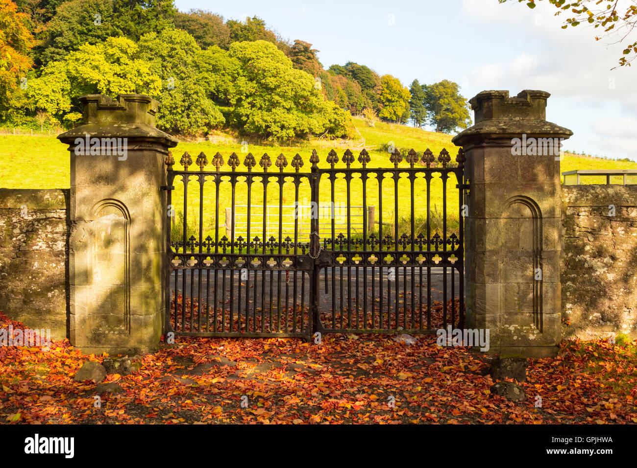 Vecchio, bella porta di ferro presso la vecchia chiesa scozzese in autunno Foto Stock