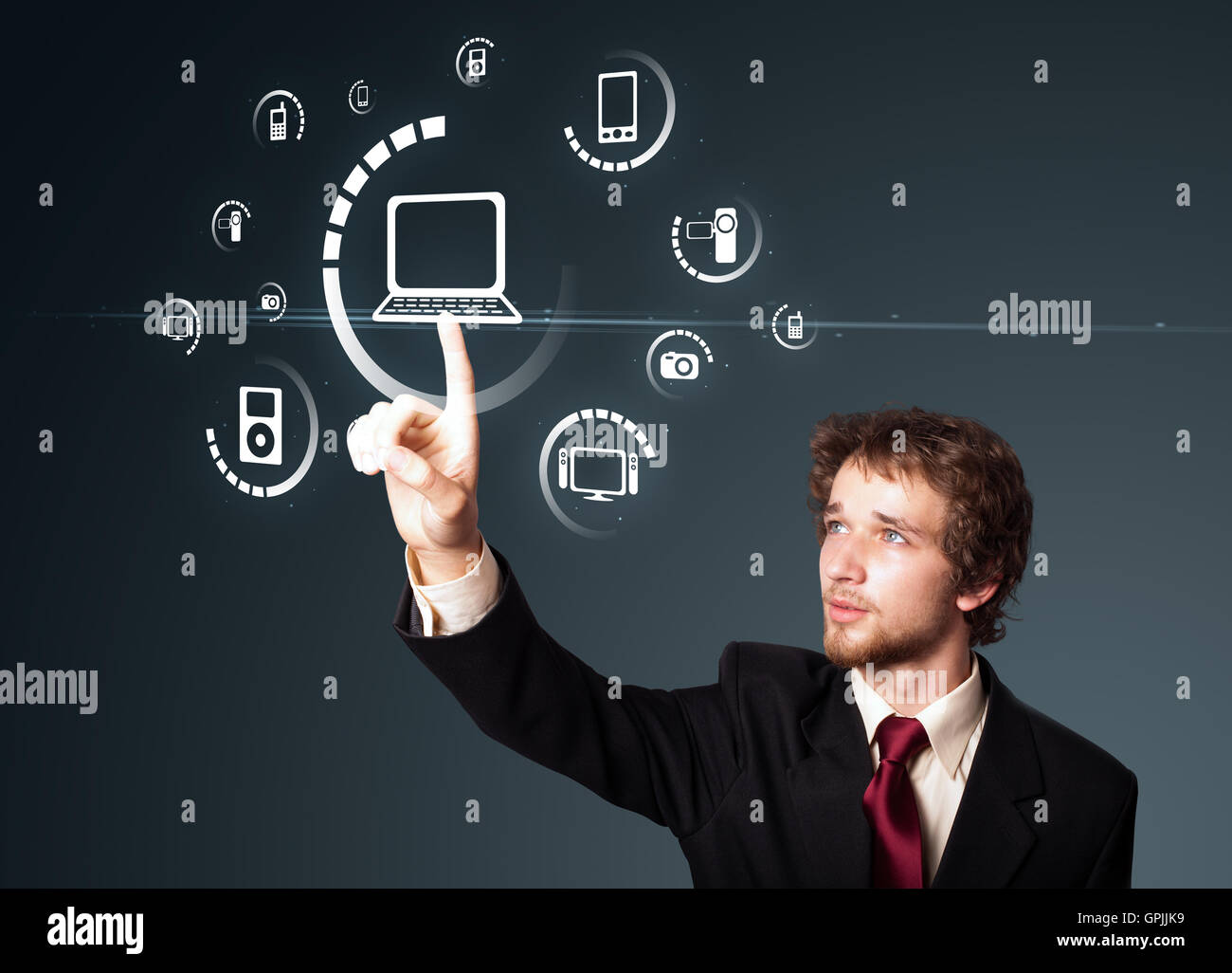 Imprenditore premendo tipo di supporto virtuale di pulsanti Foto Stock