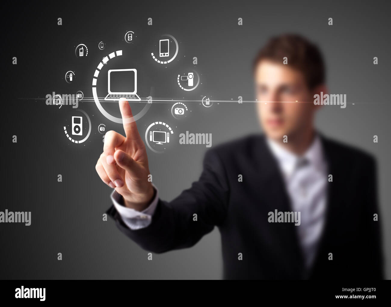 Imprenditore premendo tipo di supporto virtuale di pulsanti Foto Stock