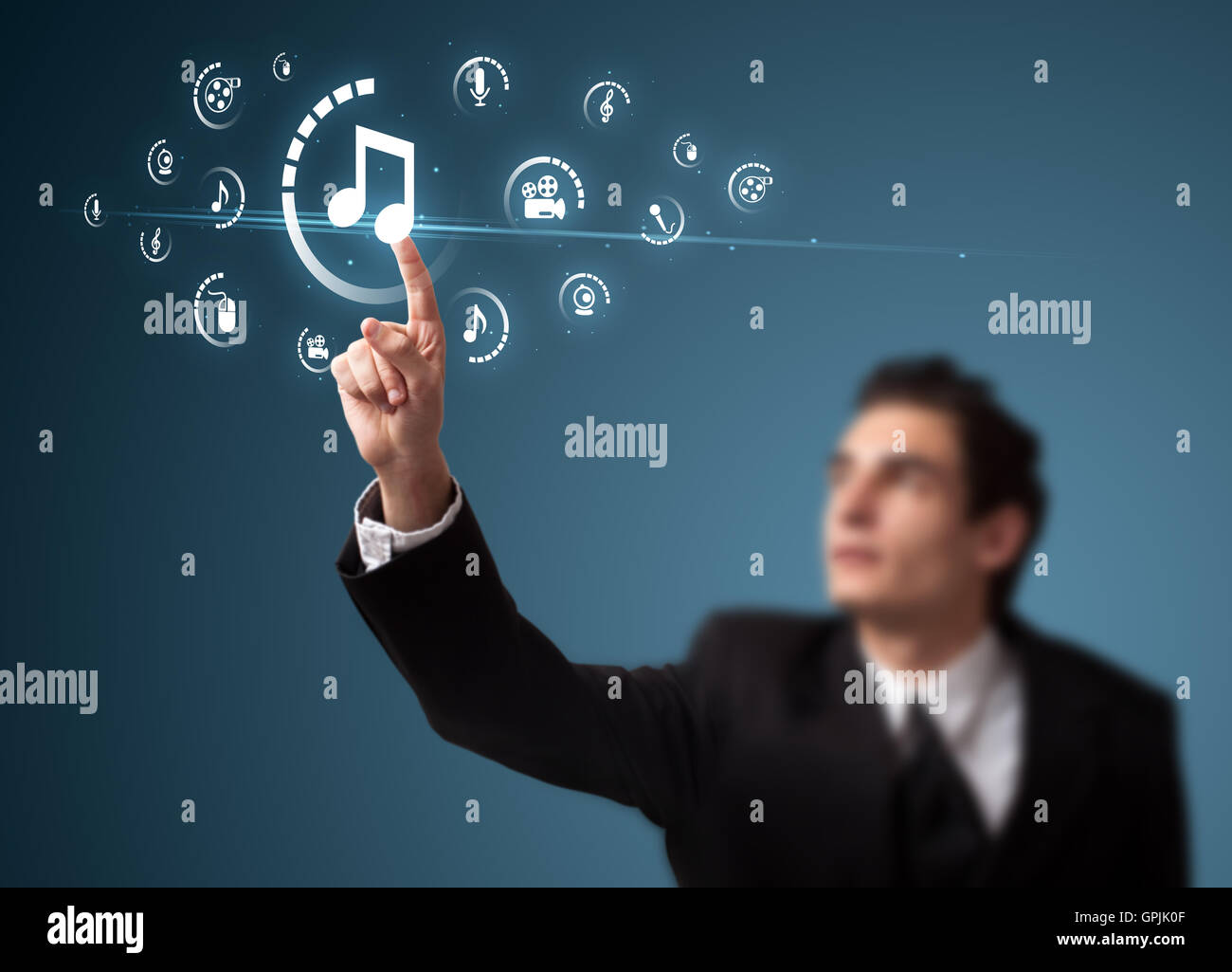 Imprenditore premendo tipo di supporto virtuale di pulsanti Foto Stock