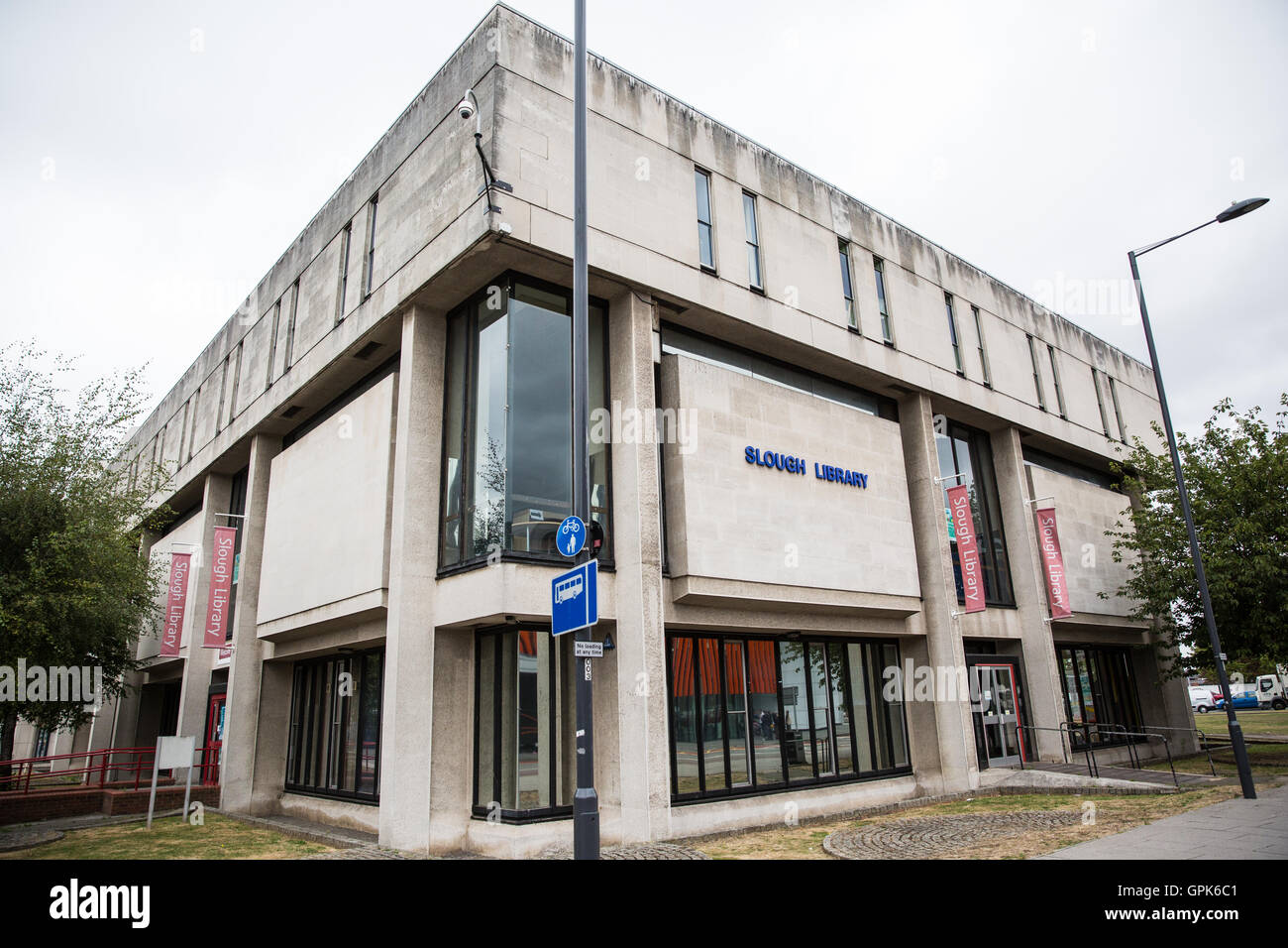 Slough, Regno Unito. Il 3 settembre, 2016. Il sito dell'ex biblioteca di Slough, ora sostituito dalla curva, la città è di nuovo £22m biblioteca e centro culturale, sarà ristrutturato. Credito: Mark Kerrison/Alamy Live News Foto Stock