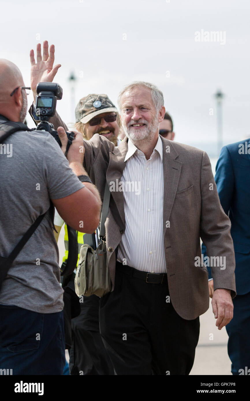 Ramsgate Kent, Regno Unito. 3° settembre 2016. Jeremy Corbyn arriva a parlare con i sostenitori a Jeremy Corbyn Partito Laburista rally di leadership a Ramsgate come la sua campagna permanente di rimanere leader del partito laburista. Le schede di voto per la leadership laburista elezione sono stati inviati per i deputati del partito laburista in cui il signor Corbyn è sfidata da lavoro MP, Owen Smith. Credito: Vickie Flores/Alamy Live News Foto Stock