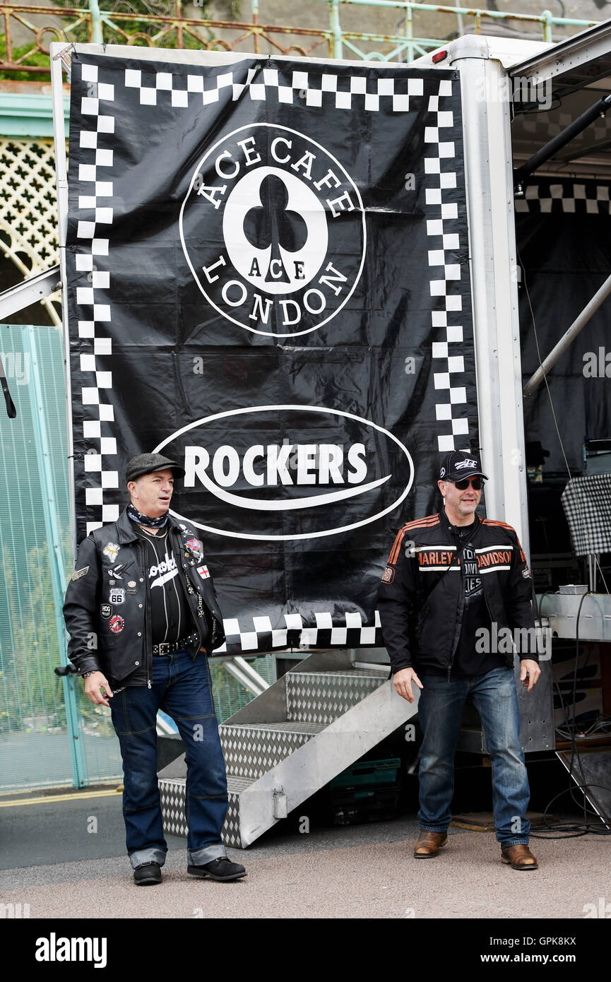 Brighton Regno Unito 4 Settembre 2016 - migliaia di ciclisti e bilancieri da in tutto il mondo prendono parte all'annuale Ace Cafe Reunion Brighton bruciare fino a manifestazione svoltasi sul lungomare di oggi . I motociclisti e i bilancieri convergono su Madeira Drive sul lungomare ogni anno per celebrare il famoso Ace Cafe a Londra con bande di giocare e centinaia di bancarelle che vendono i cimeli del credito: Simon Dack/Alamy Live News Foto Stock