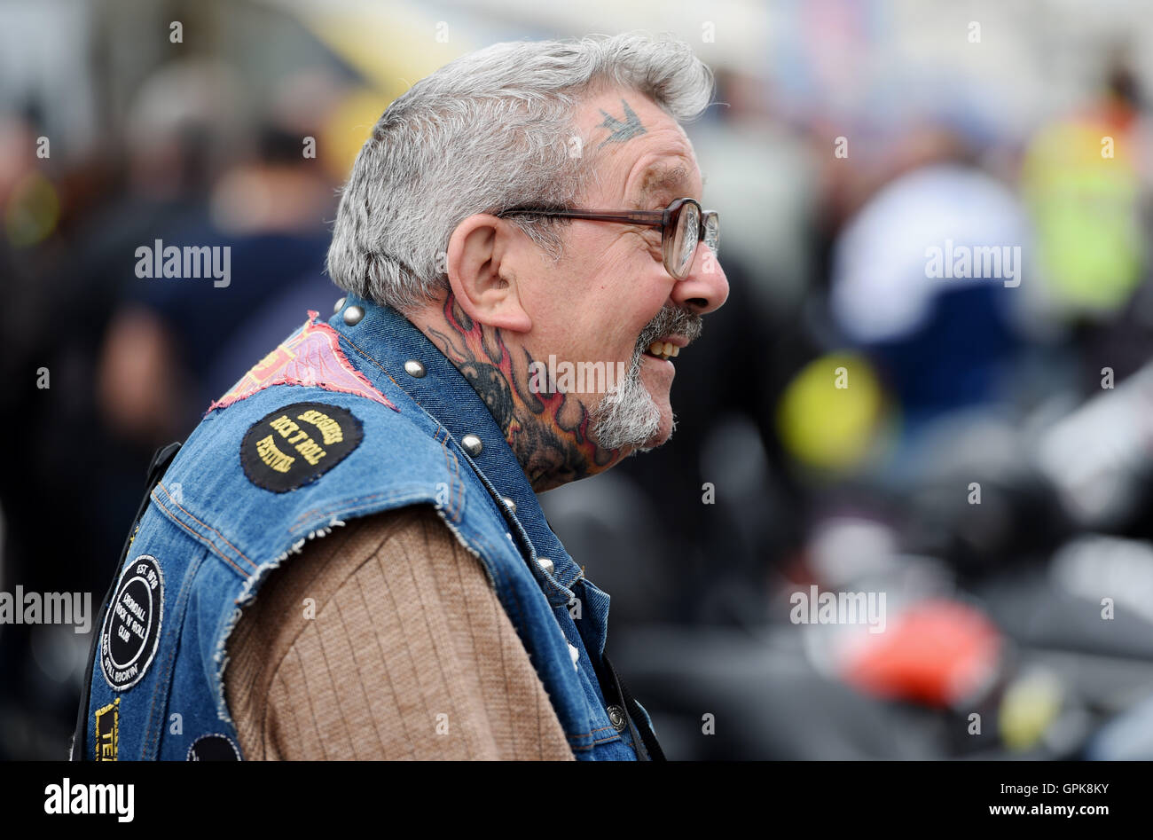 Brighton Regno Unito 4 Settembre 2016 - migliaia di ciclisti e bilancieri da in tutto il mondo prendono parte all'annuale Ace Cafe Reunion Brighton bruciare fino a manifestazione svoltasi sul lungomare di oggi . I motociclisti e i bilancieri convergono su Madeira Drive sul lungomare ogni anno per celebrare il famoso Ace Cafe a Londra con bande di giocare e centinaia di bancarelle che vendono i cimeli del credito: Simon Dack/Alamy Live News Foto Stock