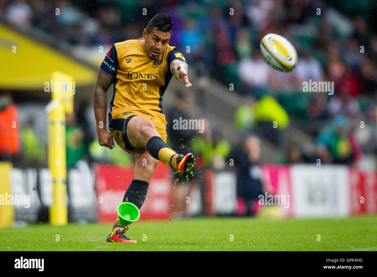 Twickenham, Londra, Regno Unito. 03Sep, 2016. Aviva Premiership Rugby. Arlecchini rispetto a Bristol. Tusi Pisi di Bristol Rugby calci una conversione. © Azione Sport Plus/Alamy Live News Foto Stock