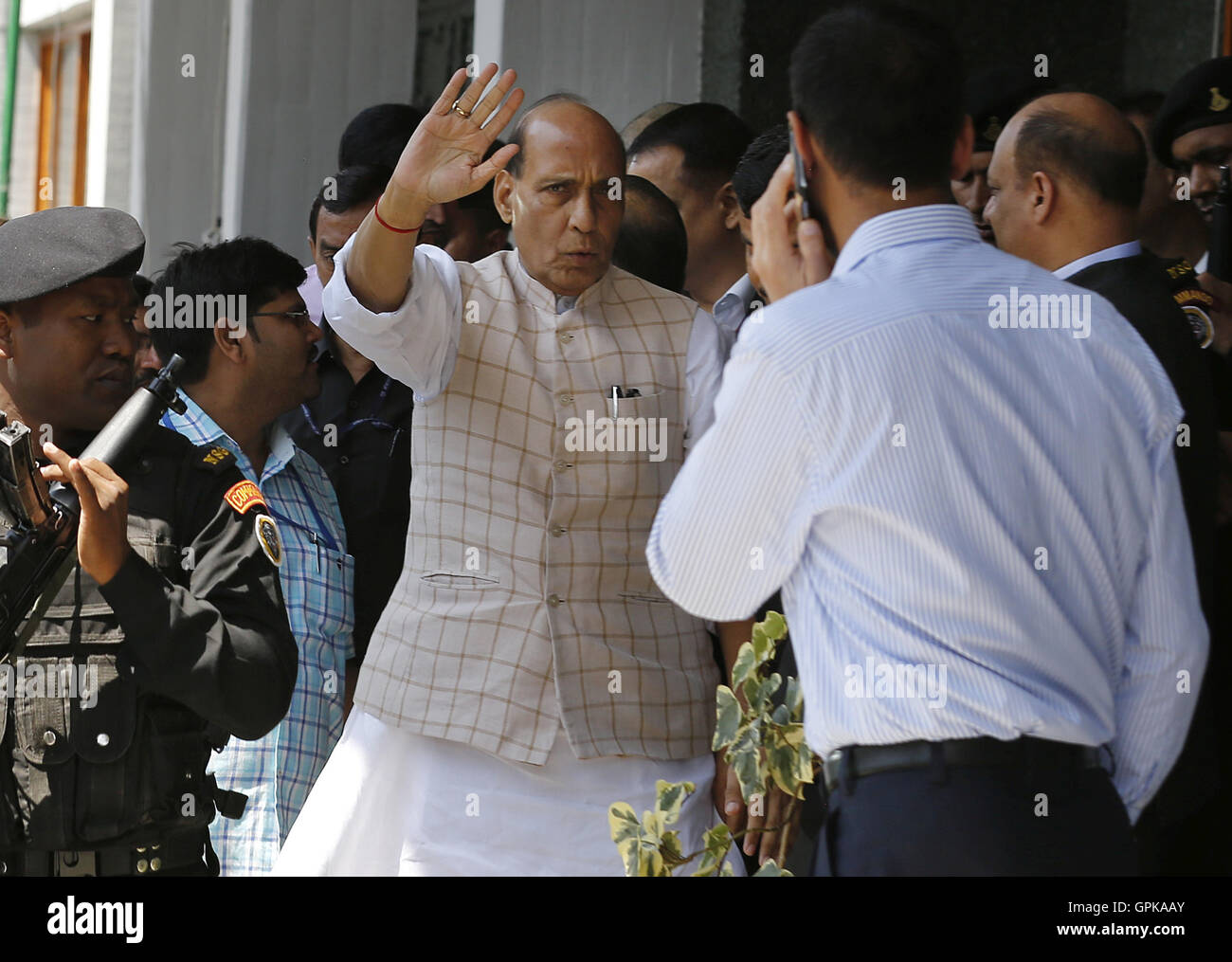 Srinagar, Indiano-controllato del Kashmir. 4 Sep, 2016. Indian Home Ministro Rajnath Singh (C) onde come egli arriva un leader di tutte le parti in delegazione a Srinagar, capitale estiva di Indiano-Kashmir controllato, sul Sett. 4, 2016. Una delegazione del partito guidato da Indian Home Ministro Rajnath Singh è arrivato in indiano-Kashmir controllata per soddisfare una sezione trasversale di persone e di vari rappresentanti di trovare una soluzione al problema del Kashmir del ciclo corrente di violenza. © Javed Dar/Xinhua/Alamy Live News Foto Stock