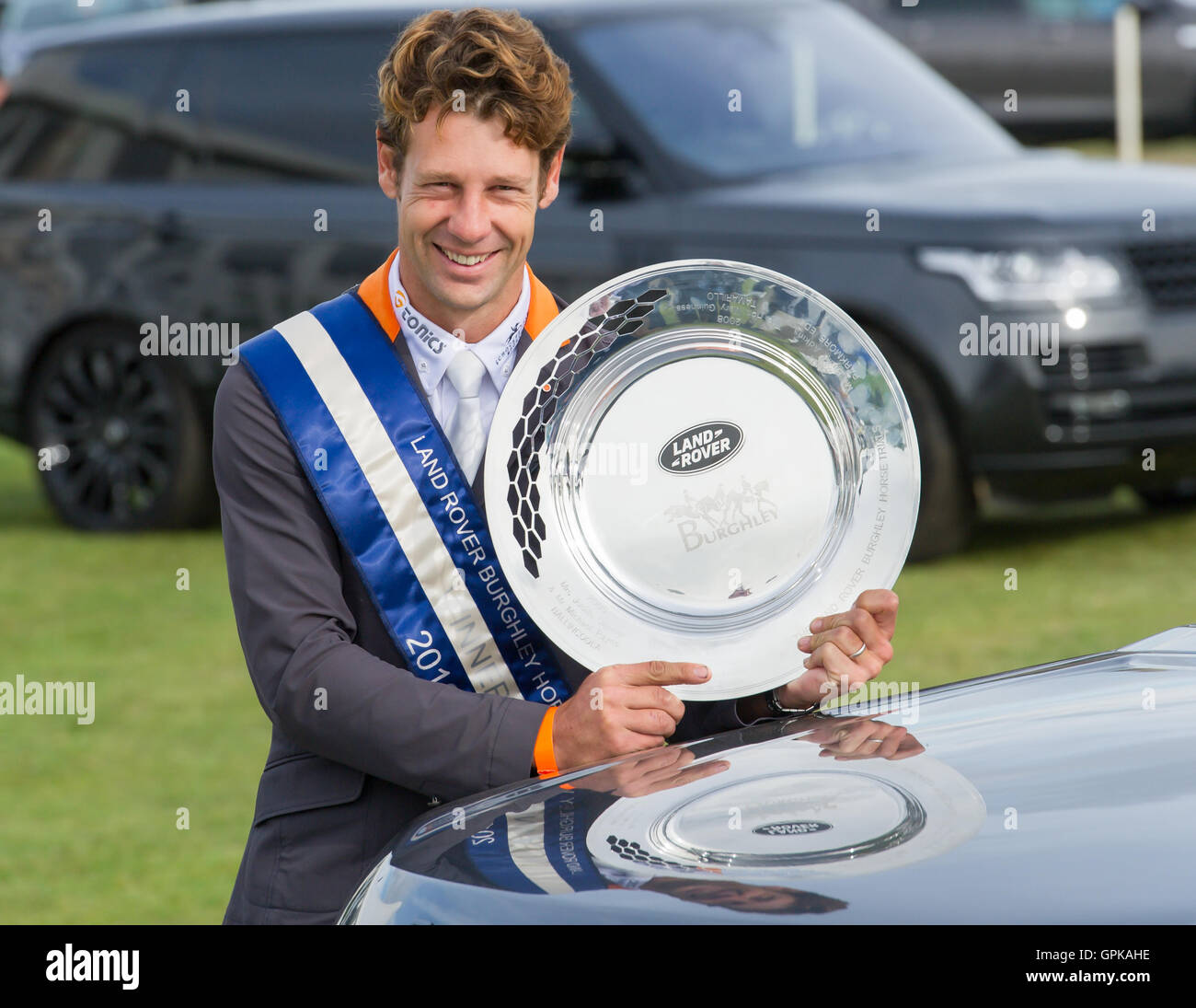 Stamford, Regno Unito. 04 Sep, 2016. La Land Rover Burghley Horse Trials, Burghley House, Stamford, Lincolnshire, Regno Unito. Cristopher Burton con il Land Rover perenne sfida trofeo nella parte anteriore del Burghley House Credito: Trevor Holt/Alamy Live News Foto Stock