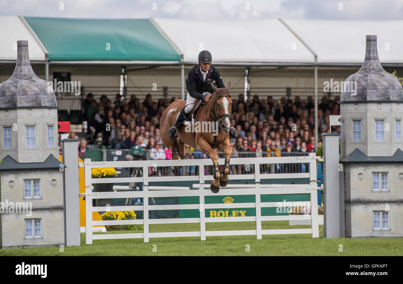 Burghley House, Burghley, UK. 04 Sep, 2016. Land Rover Burghley Horse Trials. Show Jumping. NEREO (NZL) cavalcato da Andrew Nicholson competere nel Showjumping © Azione Sport Plus/Alamy Live News Foto Stock