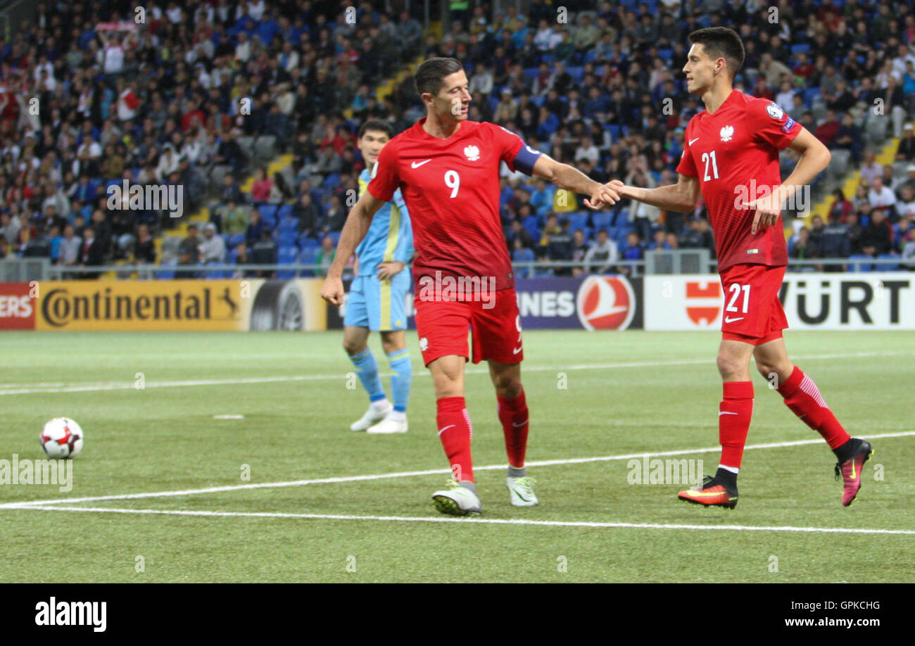 Astana in Kazakhstan. Il 4 settembre, 2016. Robert Lewandowski (POL) celebra il traguardo con Bartosz Kapustka (POL). Il Kazakistan contro la Polonia, la Coppa del Mondo FIFA 2018 qualificatore. La partita si è conclusa in un 2-2 a credito: Azione Plus immagini di sport/Alamy Live News Foto Stock