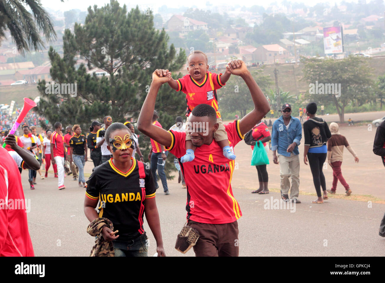 Kampala, Uganda. Il 4 settembre 2016. Una gru Uganda tifosi mostrano la gioia dopo l Uganda national soccer side-gru qualificato per la Coppa d Africa del delle Nazioni finale a causa del Gabon il prossimo anno. Credito: Sansone Opus/Alamy Live News Foto Stock