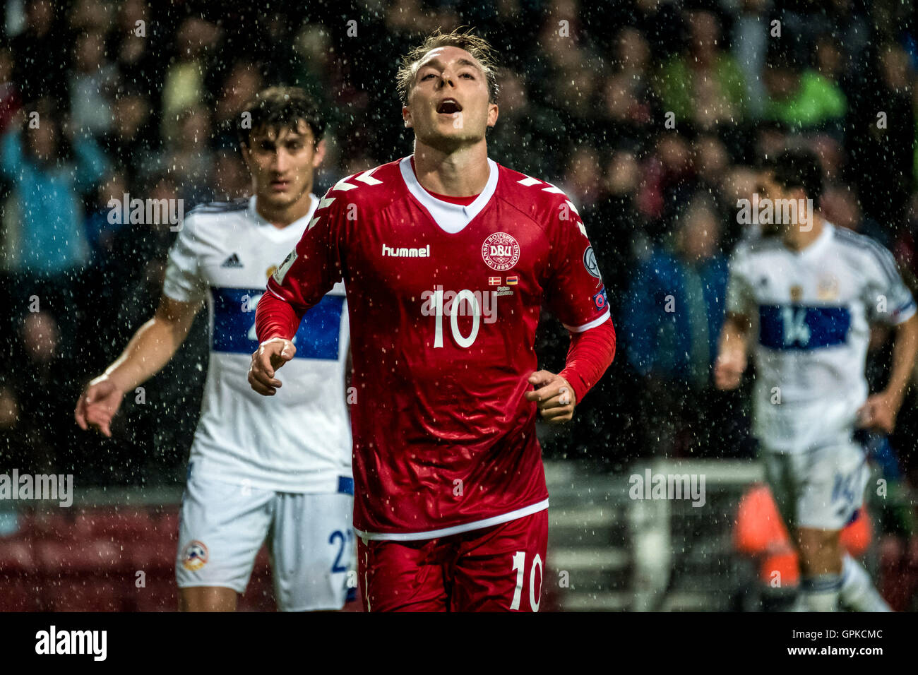 Danimarca, Copenaghen, 4 settembre 2016. Christian Eriksen (10) della Danimarca manca una penalità durante la Coppa del Mondo il qualificatore tra la Danimarca e l'Armenia in Telia Parken. Foto Stock