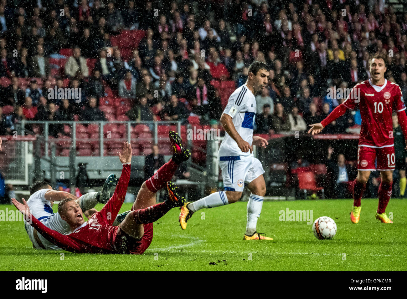 Danimarca, Copenaghen, 4 settembre 2016. Viktor Fischer (11) della Danimarca si è sporcata nella casella durante la Coppa del Mondo il qualificatore tra la Danimarca e l'Armenia in Telia Parken. Foto Stock
