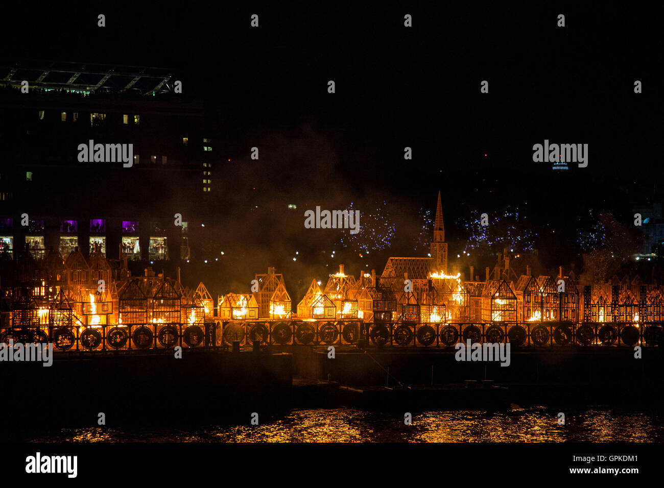 Londra, Regno Unito. 5 Settembre 2016 - Un misuratore 120 replica di Londra è bruciato nel 350 anniversario del Grande Incendio di Londra nel 1666 Credit: Nathaniel Noir/Alamy Live News Foto Stock