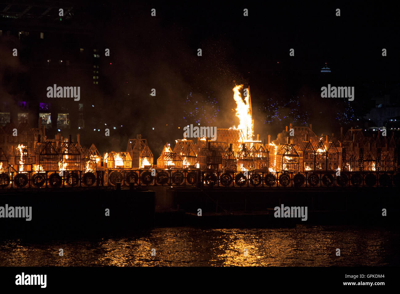 Londra, Regno Unito. 5 Settembre 2016 - Un misuratore 120 replica di Londra è bruciato nel 350 anniversario del Grande Incendio di Londra nel 1666 Credit: Nathaniel Noir/Alamy Live News Foto Stock