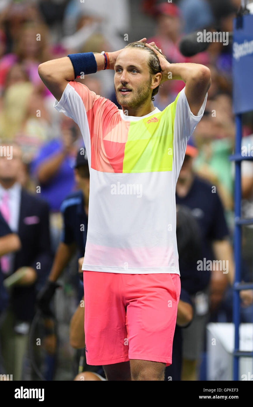 New York, Stati Uniti d'America. Il 4 settembre, 2016. Lucas Pouille reagisce dopo la sconfitta di Rafael Nadal in un quinto set tie break sull'Arthur Ashe Stadium durante il 2016 US Open Tennis Tournament il 4 settembre 2016 nel lavaggio delle regine. Credito: mpi04/MediaPunch Credito: MediaPunch Inc/Alamy Live News Foto Stock