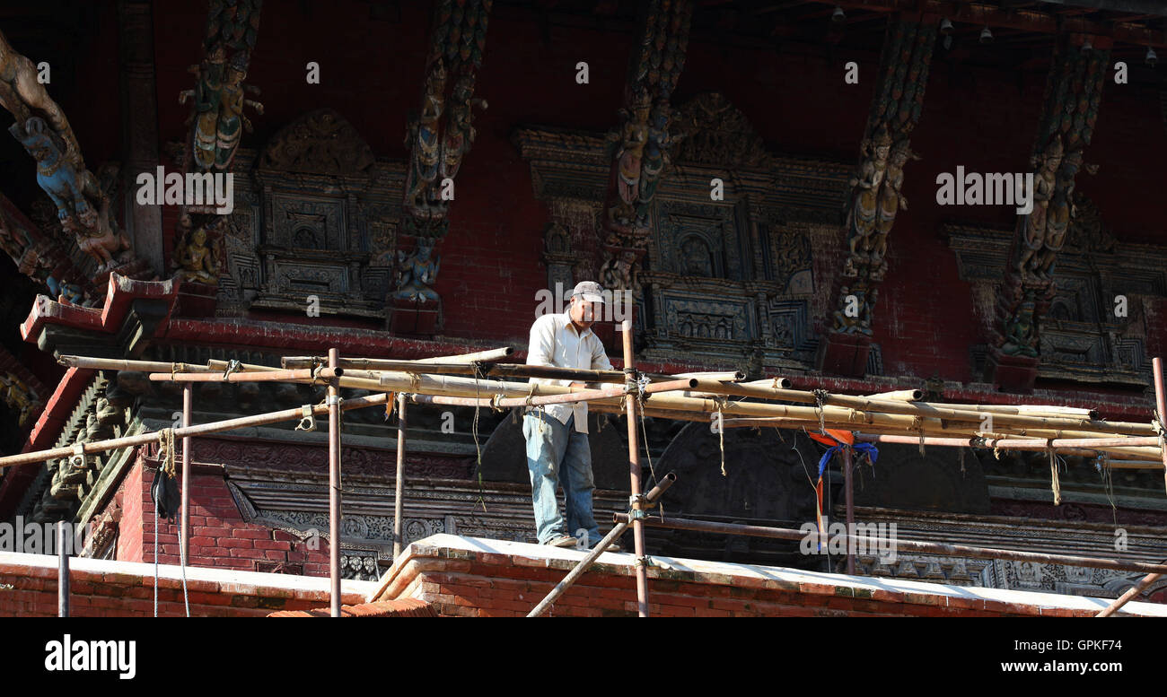 Kathmandu, Nepal. 4 Sep, 2016. Un lavoratore lavora presso un sito di ricostruzione di un danneggiamento del tempio, che è stato danneggiato durante il devastante terremoto di aprile 2015, a Hanumandhoka Durbar Square a Kathmandu, capitale del Nepal, Sett. 4, 2016. © Sunil Sharma/Xinhua/Alamy Live News Foto Stock