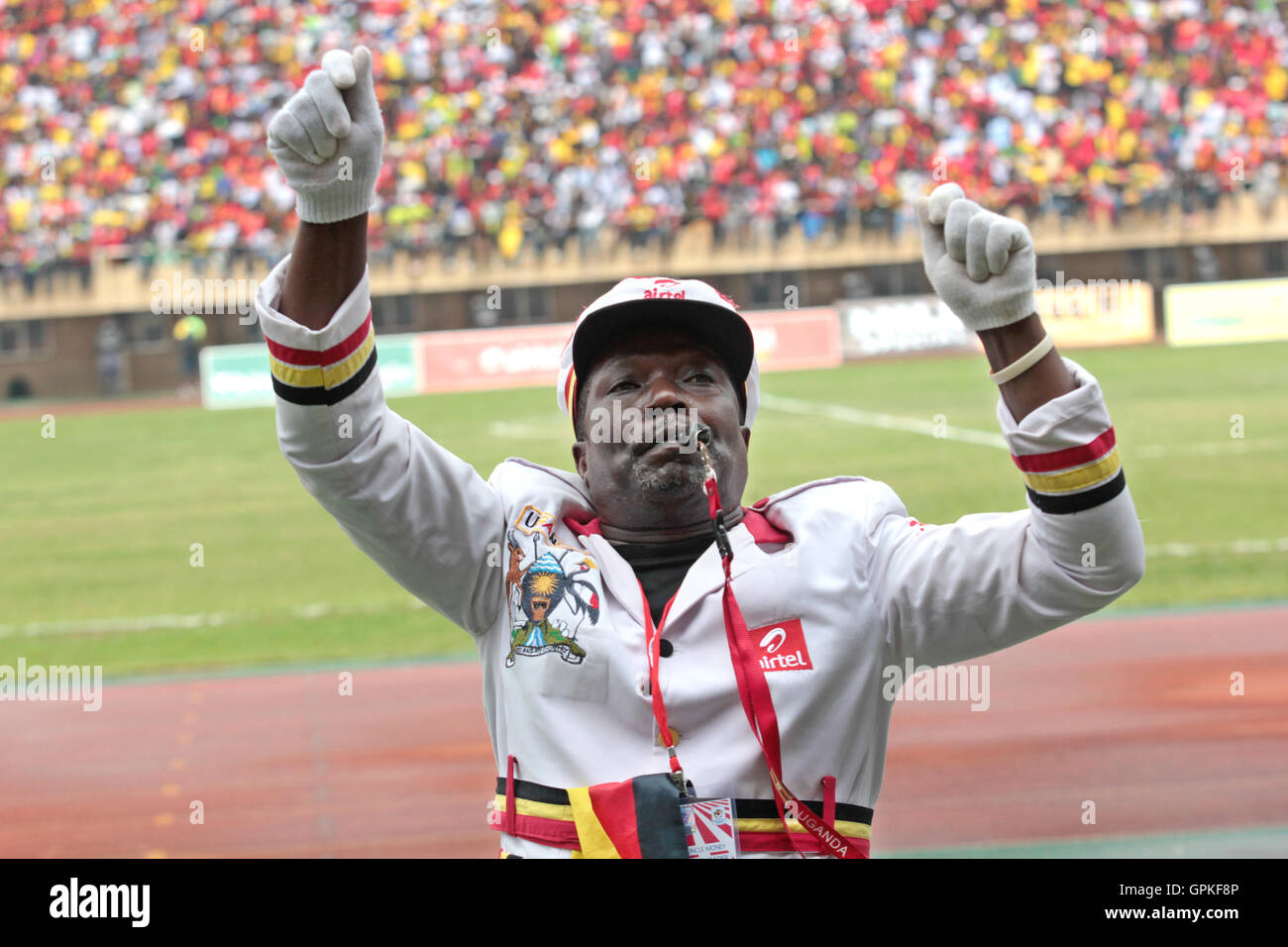 Kampala, Uganda. Il 4 settembre 2016. Una gru Uganda fans cheer leader funziona fino la folla durante la Coppa d Africa del delle nazioni i qualificatori contro la Repubblica federale islamica delle Comore. Uganda qualificati per la finale a causa del Gabon il prossimo anno dopo una vittoria 1-0 a Mandela Stadium. Credito: Sansone Opus/Alamy Live News Foto Stock