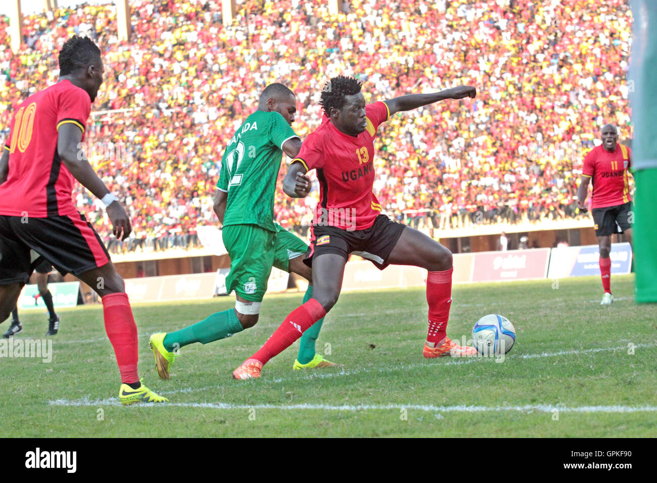 Kampala, Uganda. Il 4 settembre 2016. Russia-basato Mosè Oloya centrocampista batte Comore durante la Coppa d Africa del delle nazioni i qualificatori di Kampala. Miya dedotta l obiettivo fondamentale che ha dato Uganda vittoria 1-0 a qualificarsi per la finale AFCON dovuta in Gabon il prossimo anno. Credito: Sansone Opus/Alamy Live News Foto Stock