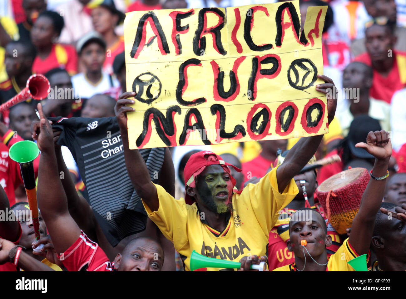 Kampala, Uganda. Il 4 settembre 2016. Una gru Uganda fan tifare per la loro squadra in rotta per la vittoria su Comore a Mandela stadium di Kampala. La gru si è qualificato per la Coppa d Africa del delle Nazioni finale a causa del Gabon il prossimo anno. Credito: Sansone Opus/Alamy Live News Foto Stock