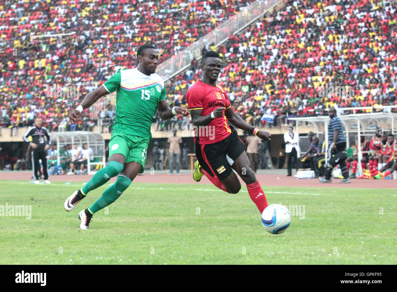 Kampala, Uganda. Il 4 settembre 2016. Belgio-base centrocampista ugandese Geoffrey Kizito Luwagga batte Comore durante la Coppa d Africa del delle nazioni i qualificatori di Kampala. L Uganda ha vinto 1-0 a qualificarsi per la finale AFCON dovuta in Gabon il prossimo anno. Credito: Sansone Opus/Alamy Live News Foto Stock