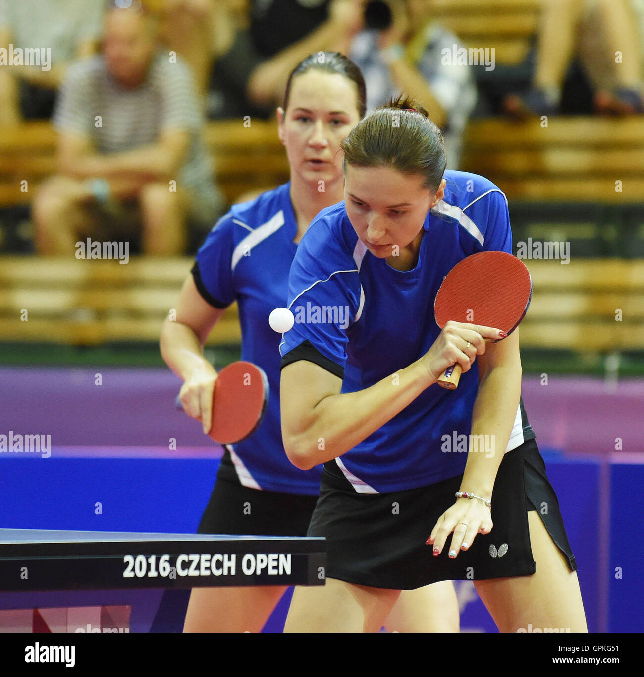 Olomouc, Repubblica Ceca. 04 Sep, 2016. Ping-pong player Maria Dolgich  (destra) e Polina Mikhailova (sinistra), sia dalla Russia in azione durante  il 2016 ITTF World Tour Open ceca a Olomouc, Repubblica Ceca,