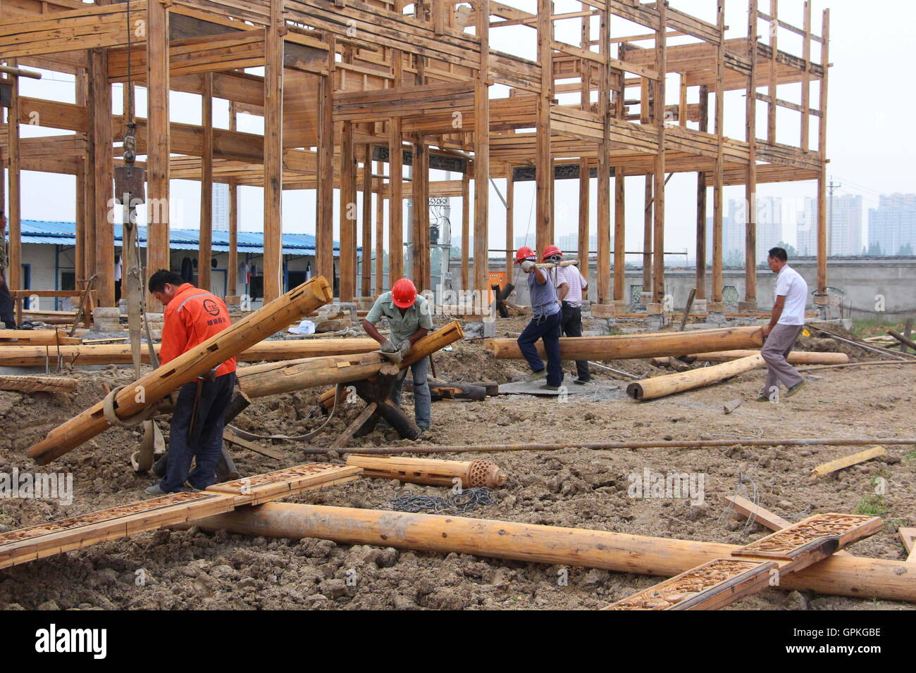 Dodici pietre antiche statue di Zodiaco Cinese animali in un cantiere edile a Yunmeng County, Xiaogan, Cina centrale¡Â¯s Provincia di Hubei. Zodiaco tradizionalmente inizia con il segno del ratto. I dodici segni sono di ratto, OX, tigre, coniglio, dragon, snake, cavallo, capra, scimmia, ROOSTER, un cane e un maiale. © SIPA Asia/ZUMA filo/Alamy Live News Foto Stock