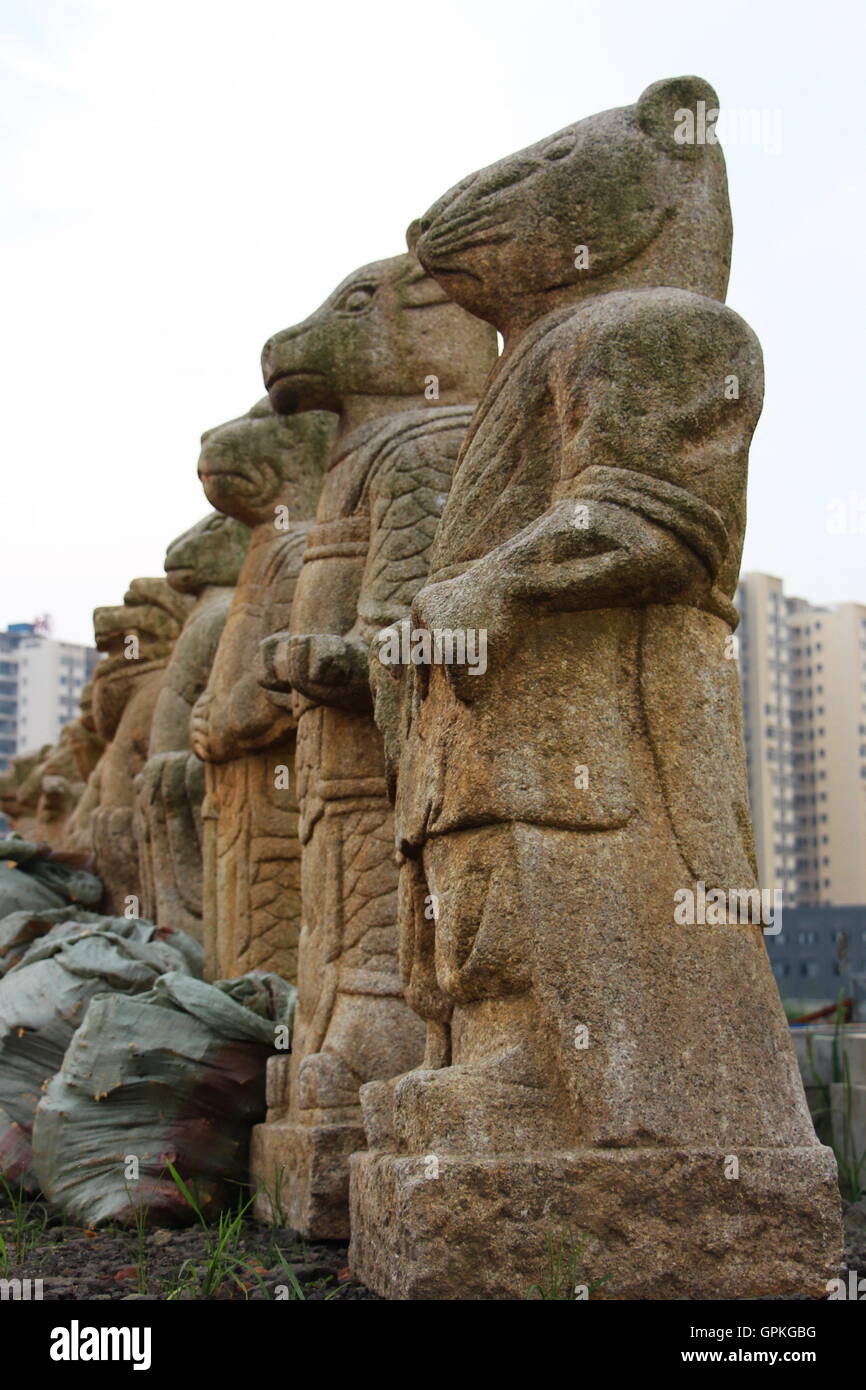 Dodici pietre antiche statue di Zodiaco Cinese animali in un cantiere edile a Yunmeng County, Xiaogan, Cina centrale¡Â¯s Provincia di Hubei. Zodiaco tradizionalmente inizia con il segno del ratto. I dodici segni sono di ratto, OX, tigre, coniglio, dragon, snake, cavallo, capra, scimmia, ROOSTER, un cane e un maiale. © SIPA Asia/ZUMA filo/Alamy Live News Foto Stock