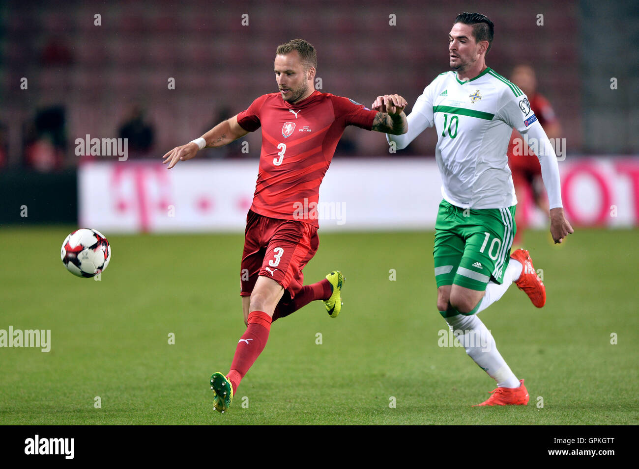 Praga, Repubblica Ceca. 04 Sep, 2016. Michal Kadlec (CZE), a sinistra e a Kyle Lafferty (NIR) in azione durante il loro mondo Coppa di gruppo C qualifica partita di calcio Repubblica Ceca vs. Irlanda del Nord ha giocato a Praga, Repubblica Ceca, 4 settembre 2016. © Katerina Sulova/CTK foto/Alamy Live News Foto Stock