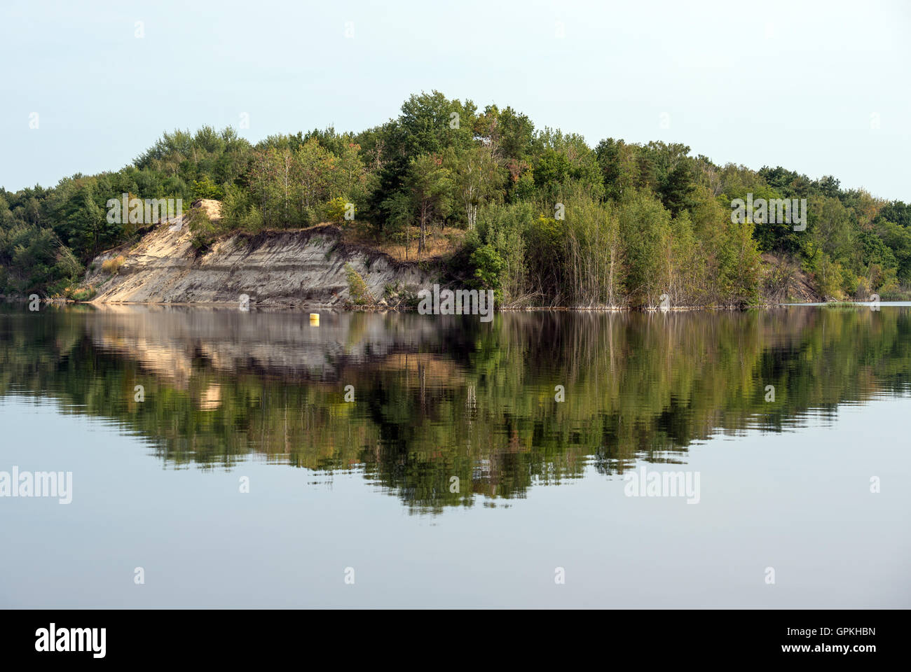 Geierswalde, Germania. 02Sep, 2016. Un argine su un isola su Partwitzer vedere il lago può essere visto vicino Geierswalde, Germania, 02 settembre 2016. Foto: Patrick Pleul/dpa/Alamy Live News Foto Stock