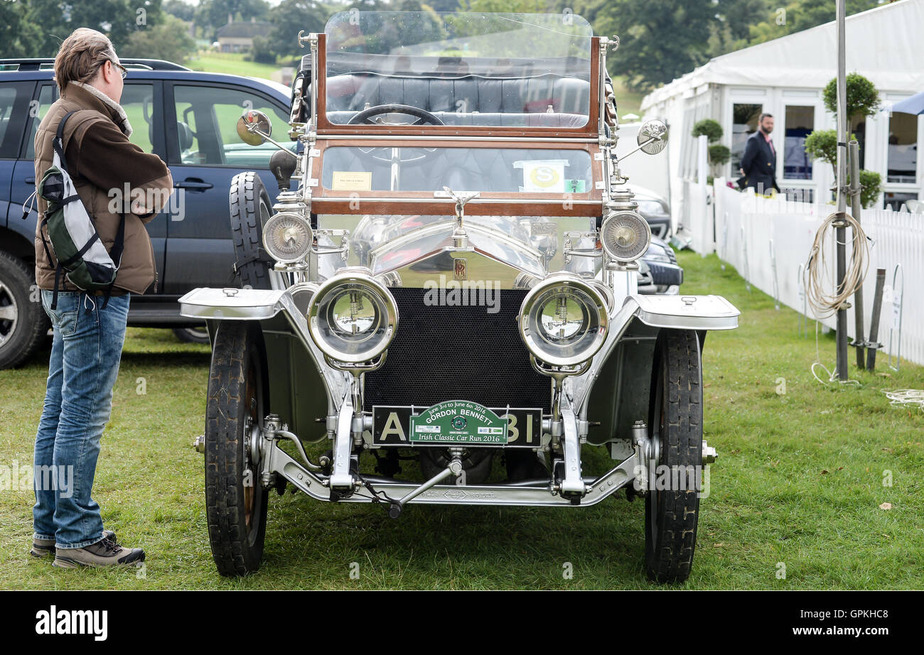 Burghley House Stamford Lincolnshire 4 Settembre 2016: i visitatori sono stati trattati per una delle grandi classiche auto, Silver Ghost, Silver Ghost questo ha preso parte al famoso Gordon Bennett, durante il 1903 il più grande nel mondo i più temerari hanno raggiunto i record di velocità lo storico viaggio attraverso la spettacolare campagna irlandese. Credito: Clifford Norton/Alamy Live News Foto Stock