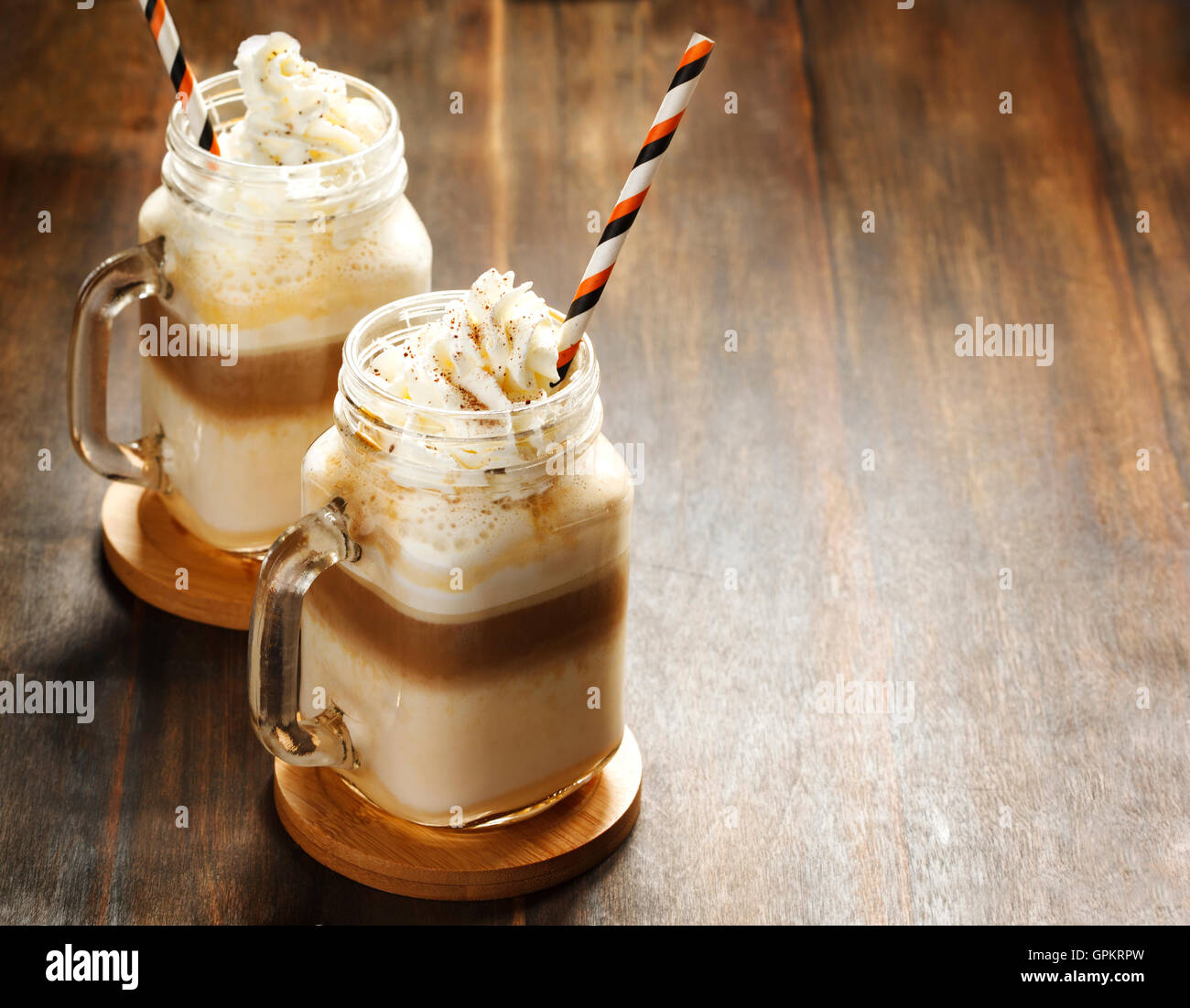 Pumpkin spice latte con panna montata Foto Stock