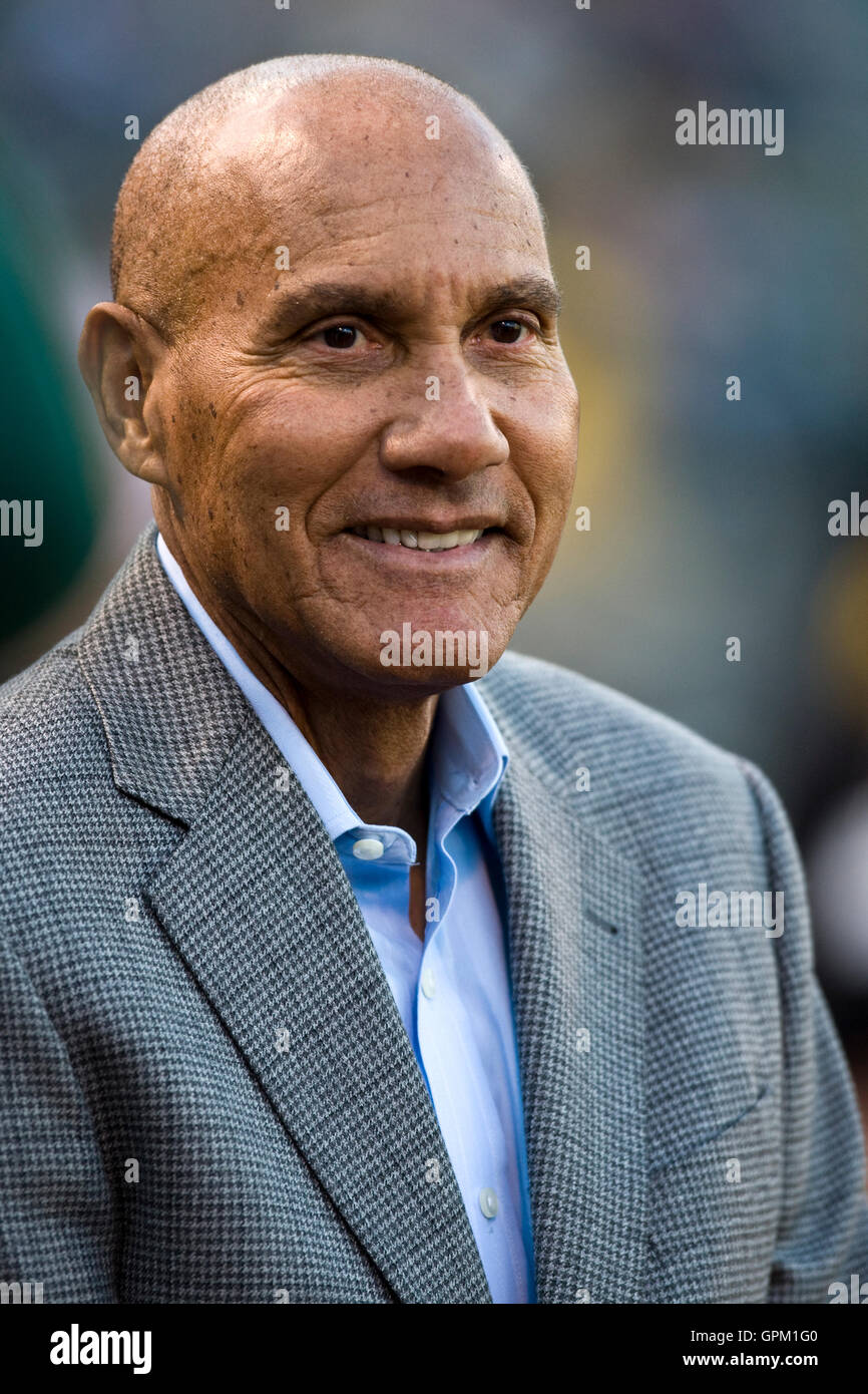 5 aprile 2010; Oakland, CA, Stati Uniti; l'ex giocatore degli Oakland Athletics Bert "Campy" Campaneris fu onorato prima della partita contro i Seattle Mariners all'Oakland-Alameda County Coliseum. Seattle sconfisse Oakland per 5-3. Foto Stock